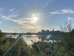 Linlithgow Loch mit dem Linlithgow Palace in den fruehen Morgenstunden