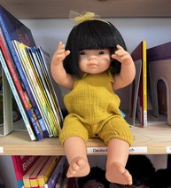 Bild der Ausleihbibliothek mit Puppe