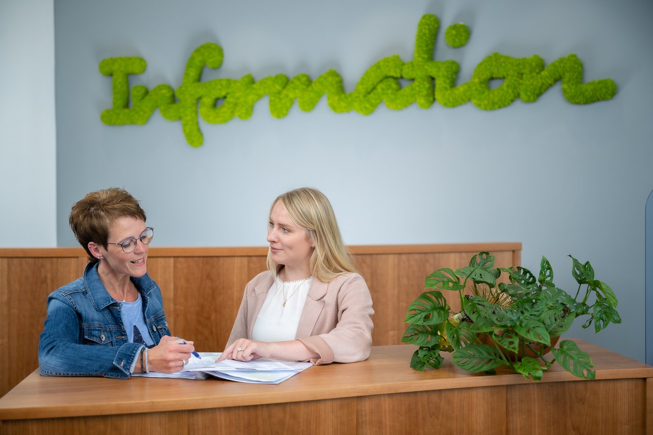 Zwei Frauen in der Information des Hochsauerlandkreises