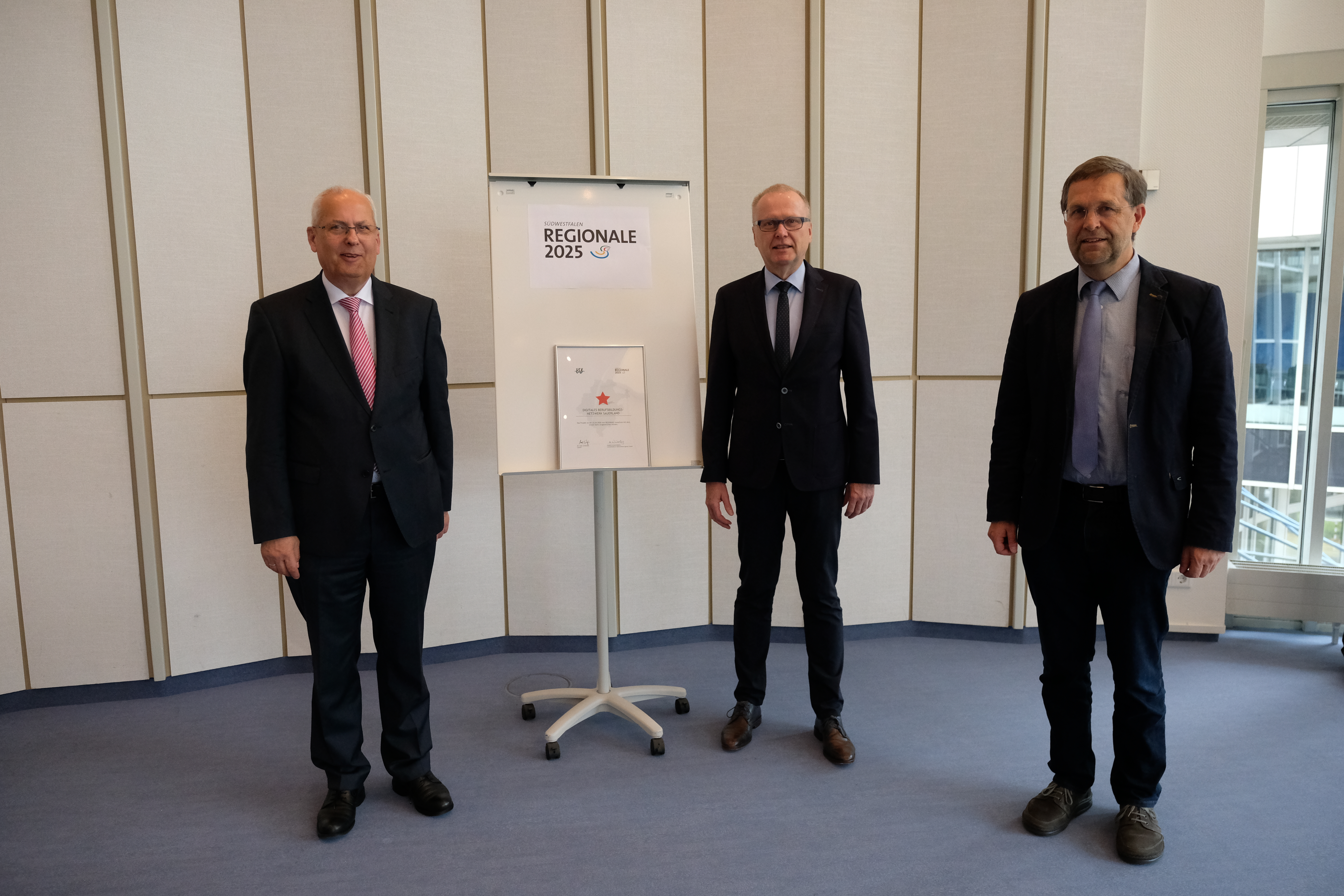 Fachsbereichsleiter Ullrich Müller-Thüsing (rechts) und Sprecher der Berufskollegs Franz-Josef Killing (mitte) bedankten sich für den ersten Stern bei Landrat Dr. Karl Schneider (links). Ihre Projektidee "Digitales Berufsbildungsnetzwerk Sauerland" überzeugte den Regionale-Ausschuss.
