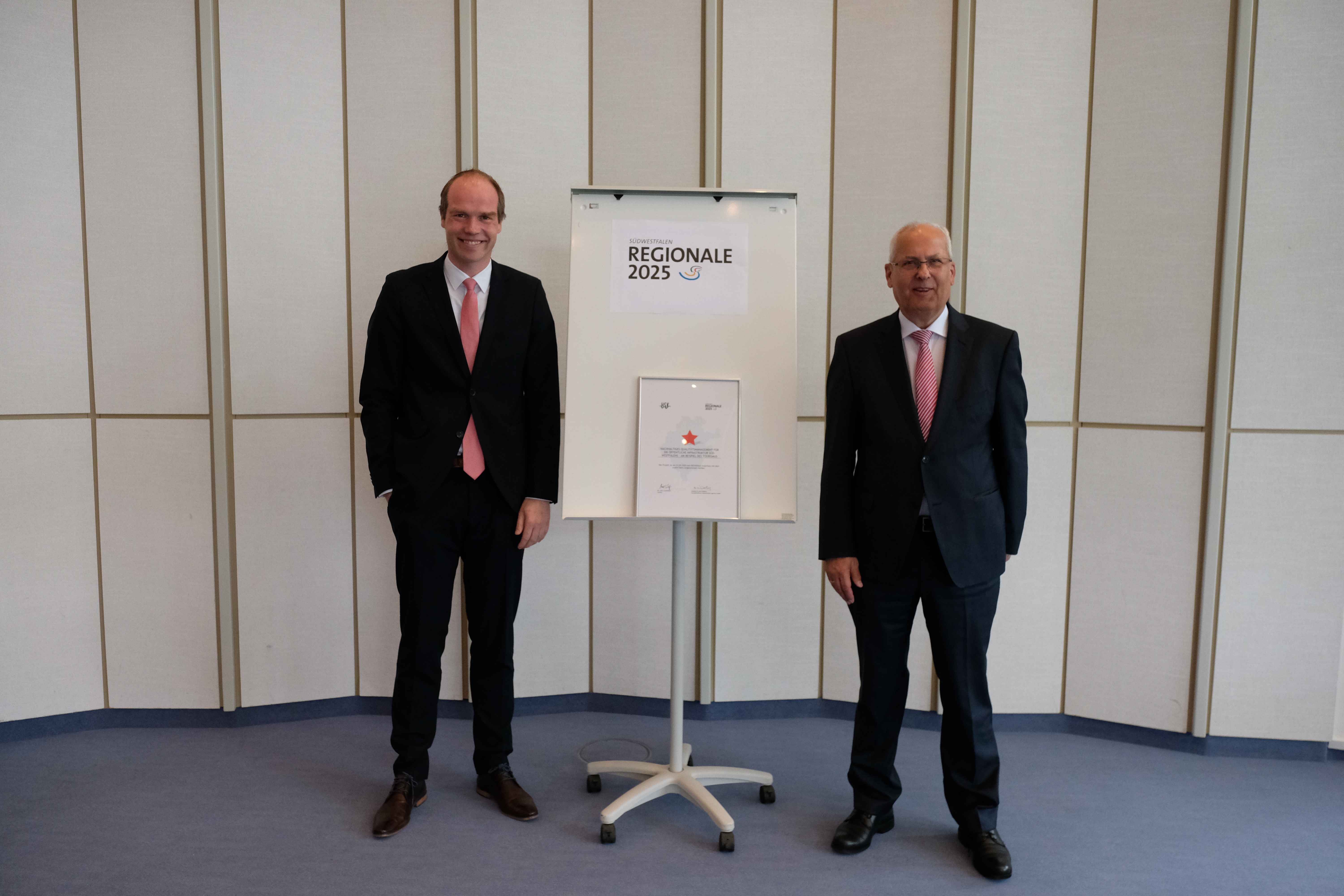 Als erster Stellvertreter von der Sauerland Tourismus e.V. nahm Frank Linnekugel (links) die Urkunde für den ersten Stern entgegen. Der Sauerland Tourismus e.V. reichte das Projekt "Nachhaltiges Qualitätsmanagement für die öffentliche Infrastruktur am Beispiel des Tourismus" ein.