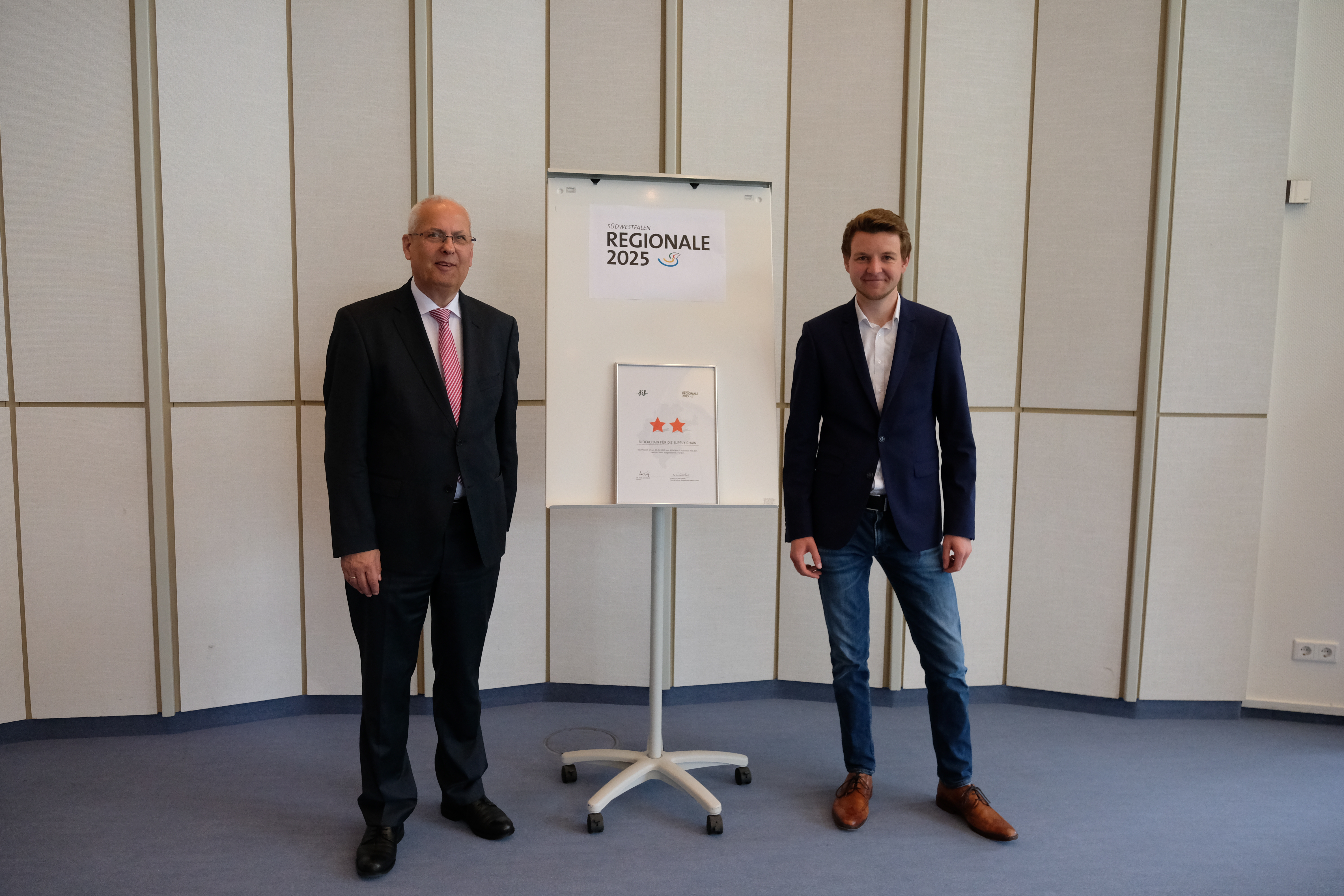 Daniel Luckey (rechts) von der FH Südwestfalen mit dem Projekt "Blockchain für die Supply Chain" konnte sich über den zweiten Stern der Regionale 2025 freuen. 