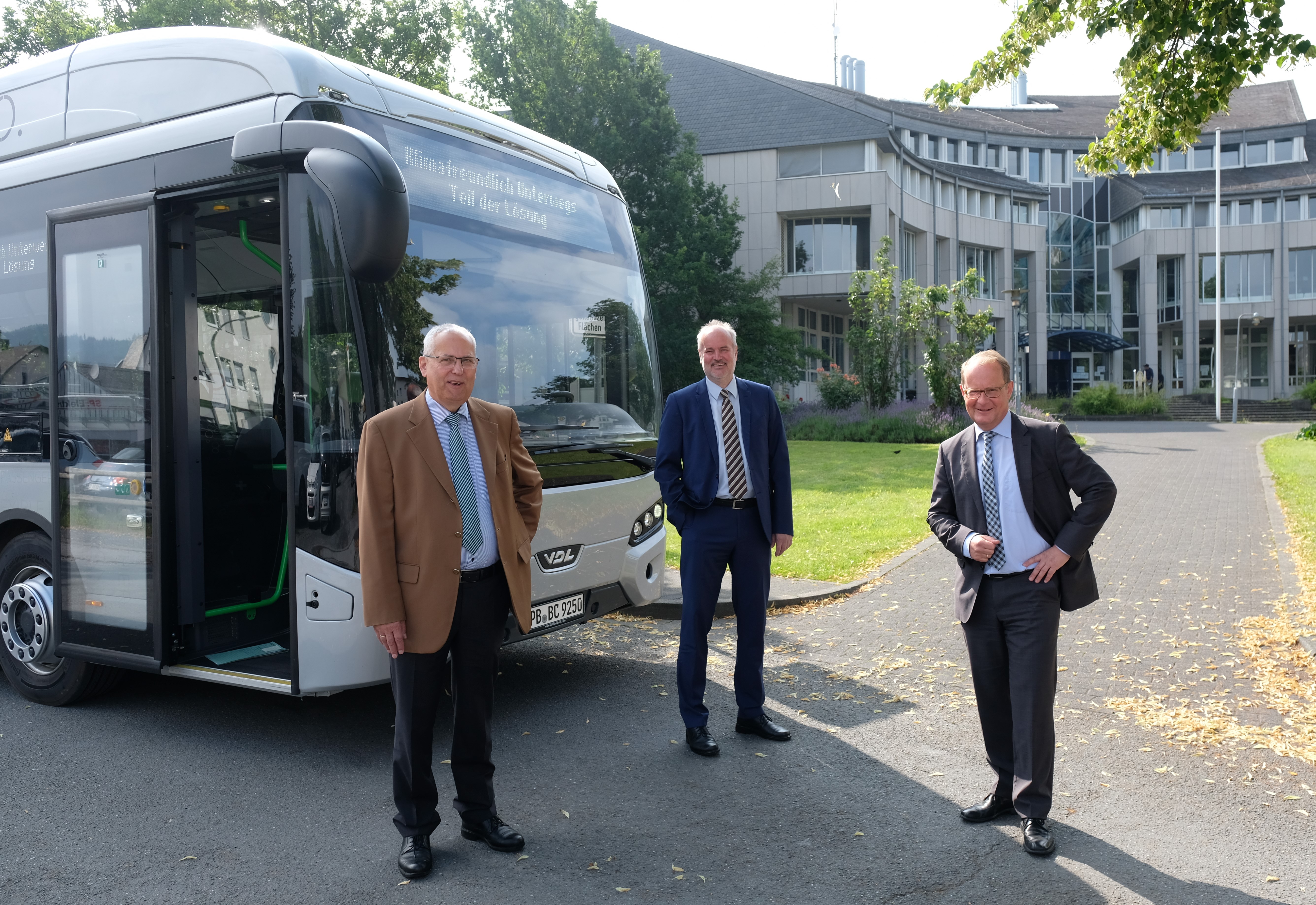 Die RLG Regionalverkehr Ruhr-Lippe GmbH stellt sich der Aufgabe, den Busverkehr im Hochsauerlandkreis weg von fossilen Brennstoffen noch klimafreundlicher zu gestalten. Heute präsentierte dieRLG Landrat Dr. Karl Schneider und Kreisdirektor Dr. Klaus Drahten einen Elektro-Bus. 