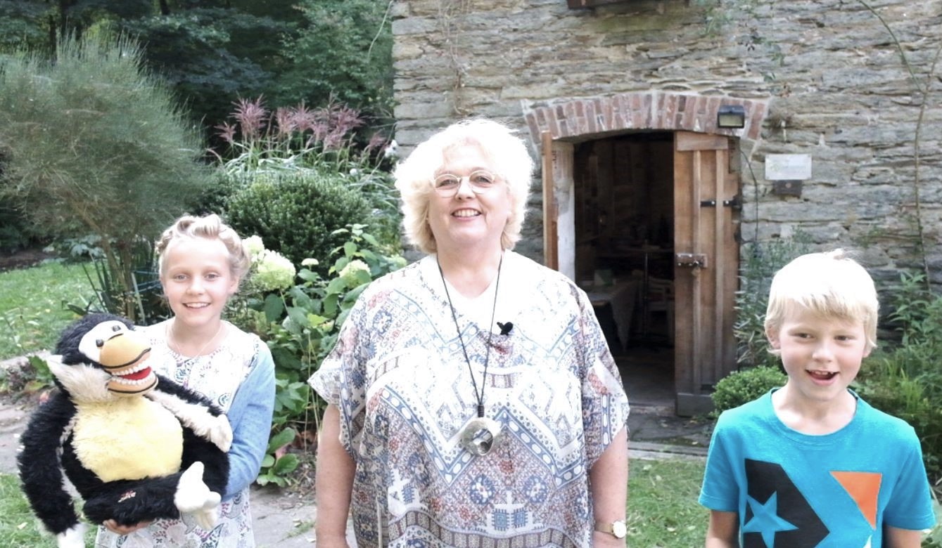 Für den Tag der Zahngesundheit drehte Maria Bomkamp vom Zahnärztlichen Dienst des Gesundheitsamtes Hochsauerlandkreis mit den Grundschulkindern Noah Schneider und Lara Göpfert zum Thema "Gesund beginnt im Mund - Mahlzeit" ein Video.