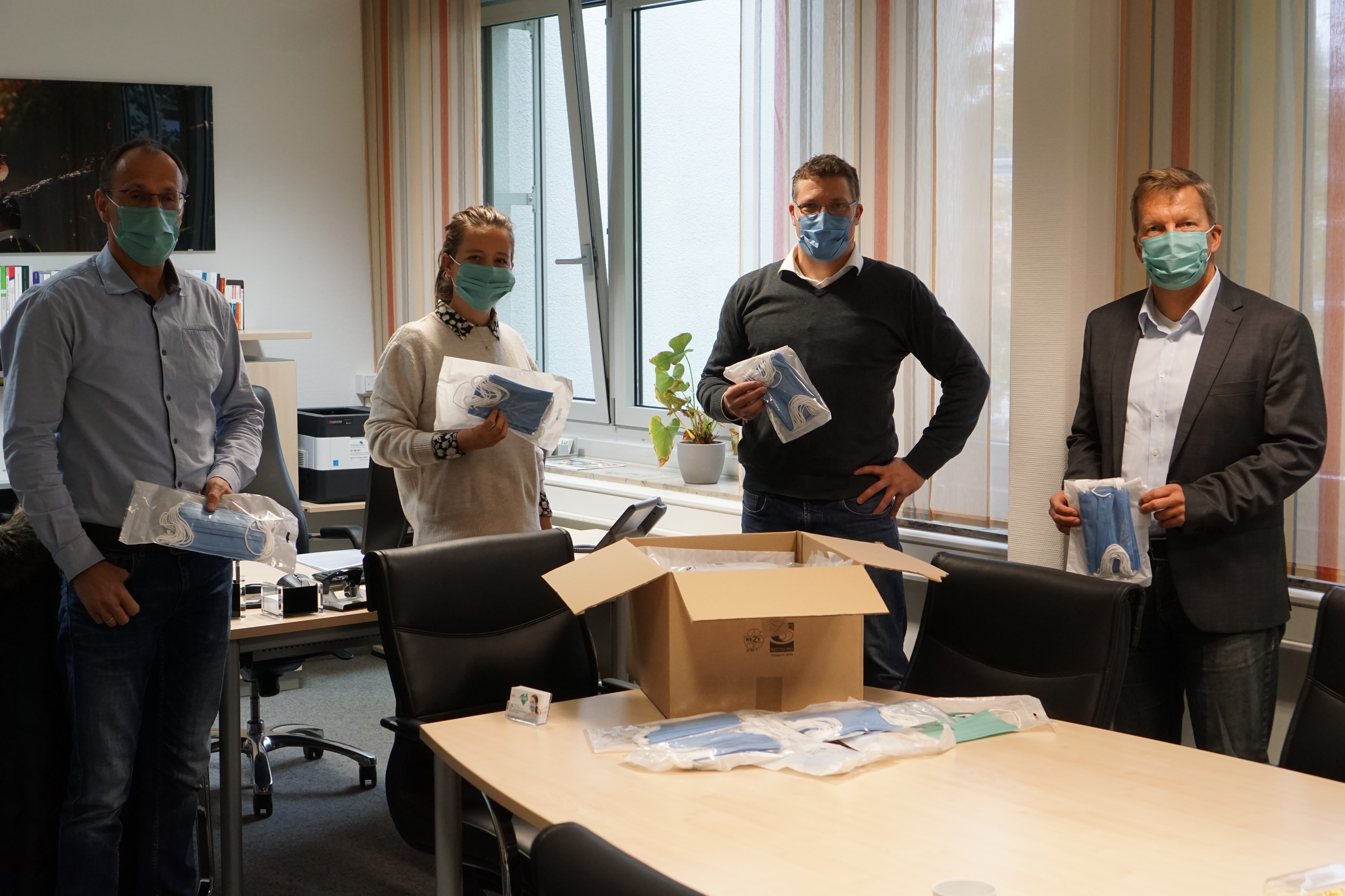 Foto: Übergabe der Atemmasken am Berufskolleg am Eichholz: v.l.n.r: Berthold Assheuer, Annika Laufmöller (Schulverwaltung HSK), Matthias Bürger von WestfalenCARE und Detlef Sandmann, Schulleiter BK am Eichholz. 