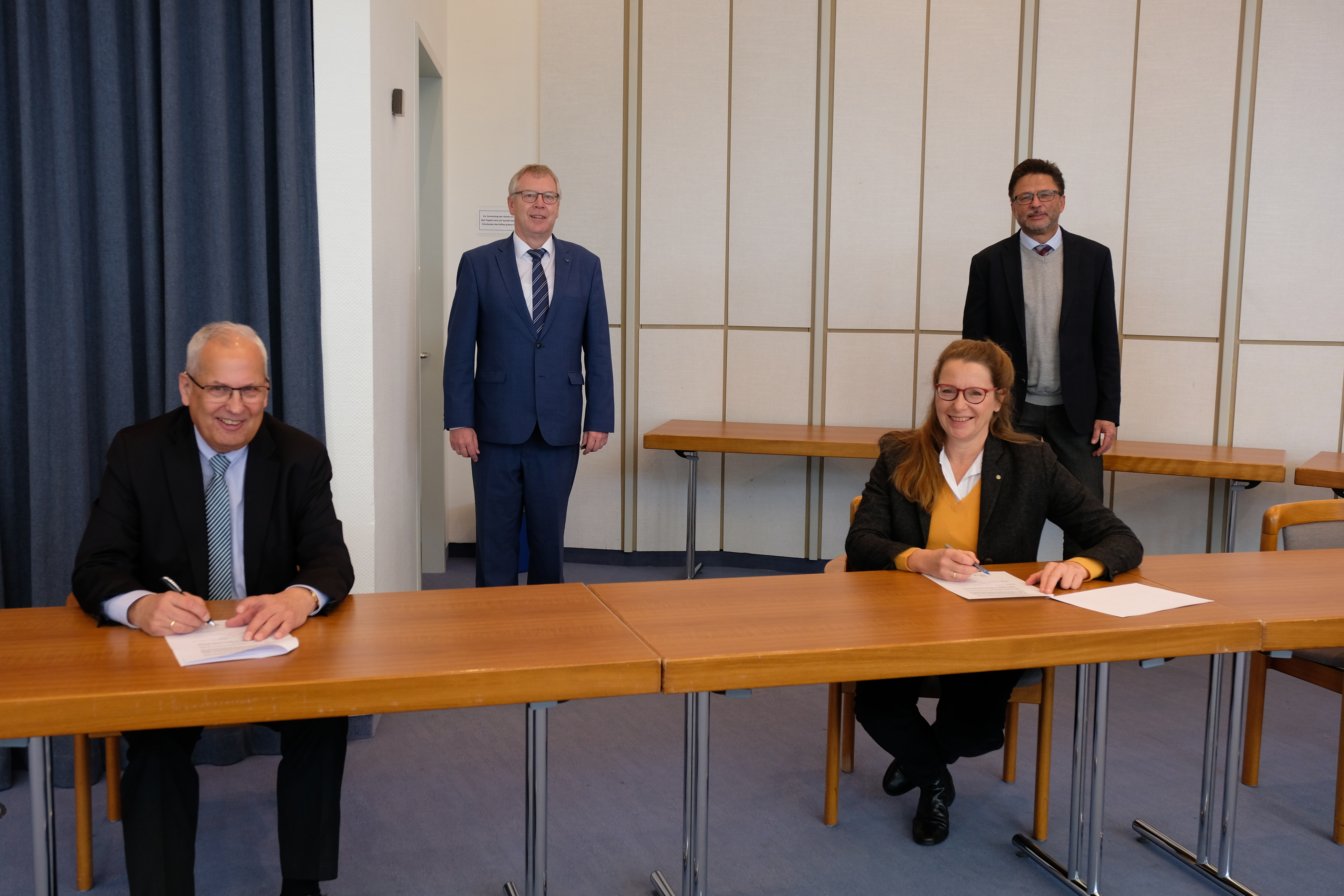 Unterzeichnung der Kooperationsvereinbarung: v.l.n.r. Landrat Dr. Karl Schneider, Ulrich Bork, Geschäftsführer des Fördervereins des Musikbildungszentrums (MBZ), Antje Valentin, Direktorin der Landemusikakademie NRW, und Ulrich Papencordt, ehrenamtlicher künstlerischer Leiter im Förderverein. Foto: HSK