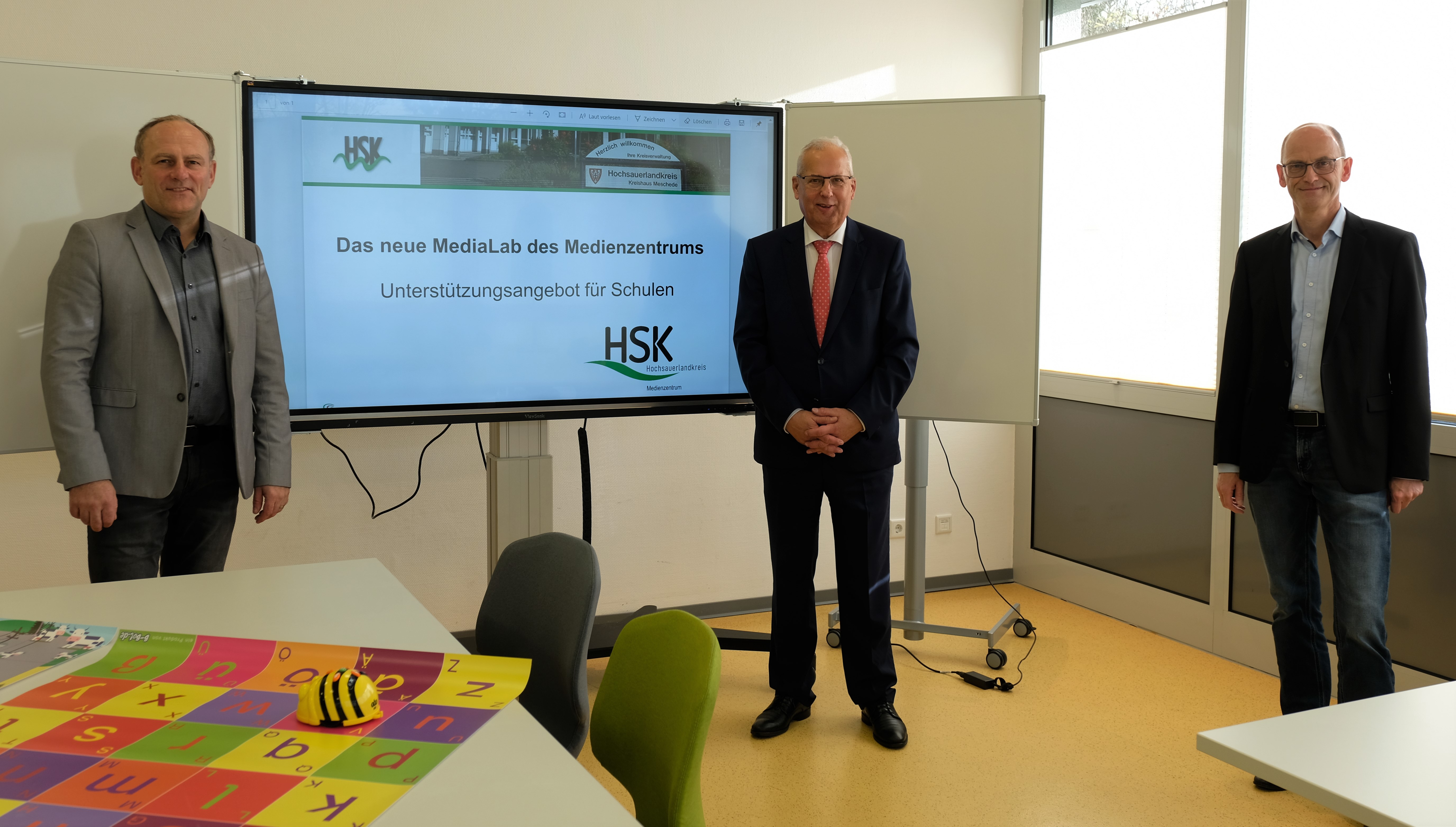 Landrat Dr. Karl Schneider (Mitte) und Carsten Placht, Schulleiter des Berufskollegs Meschede (links), besichtigten die neuen Räumlichkeiten des MediaLab vor dem offiziellen ersten Schulungstermin. Bernd Nückel, HSK-Fachdienstleiter Schulaufsicht, Medienzentrum und Regionales Bildungsnetzwerk (rechts) präsentierte die neuen Räumlichkeiten. Foto: HSK