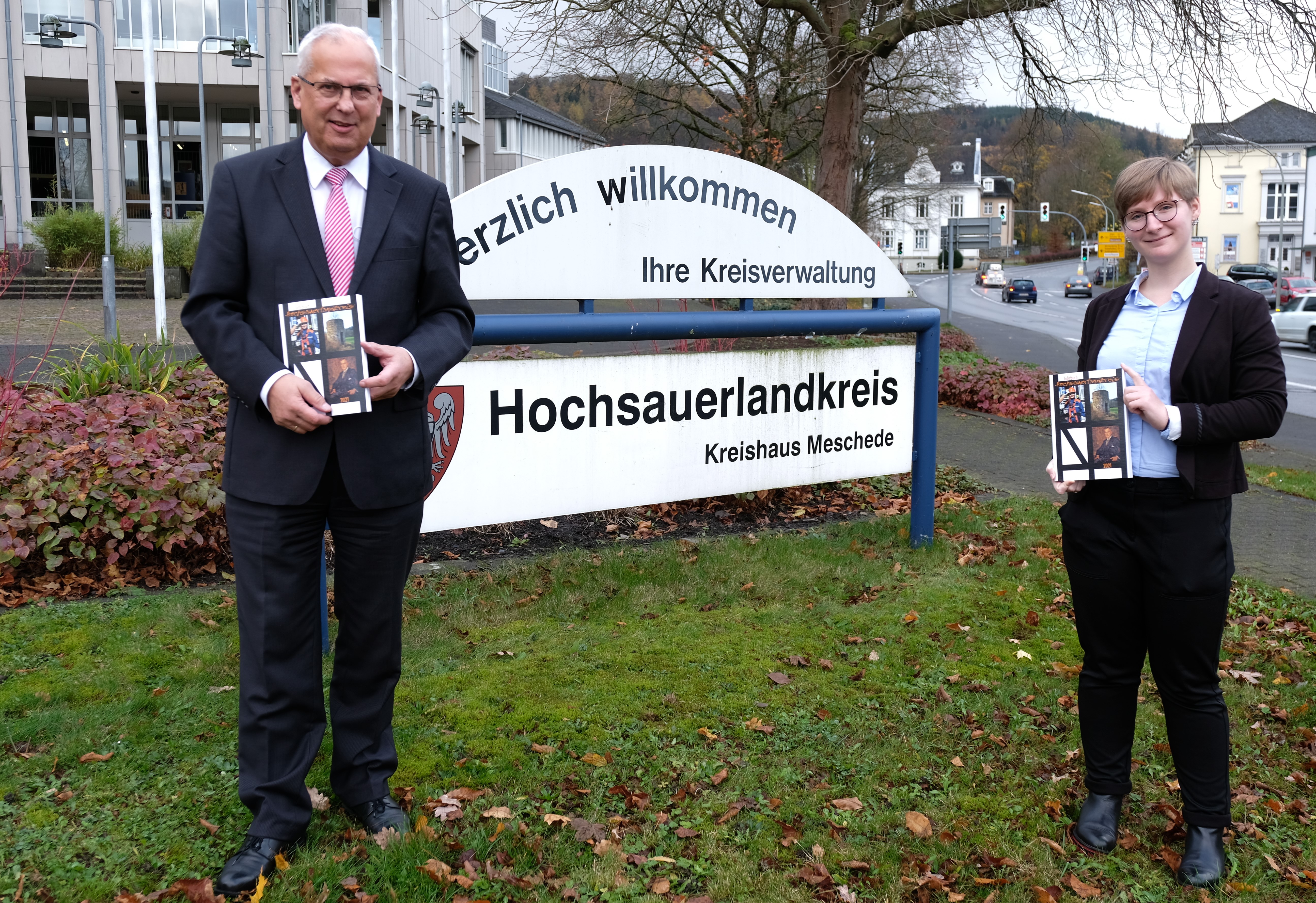 Landrat Dr. Karl Schneider und Kreisarchivarin Susi Frank präsentieren das Jahrbuch des Hochsauerlandkreises 2021. Foto: HSK