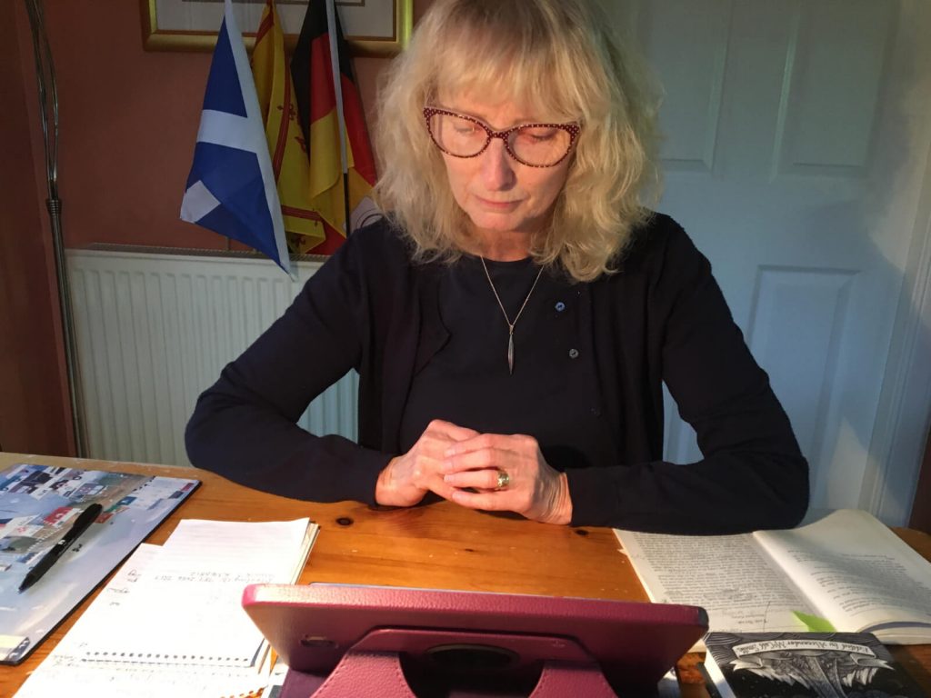 Mary Gibson, schottische Lehrerin und Lesebotschafterin der Partnerschaftsvereinigung West Lothian –HSK, im 1.500 Kilometer entfernten Livingston nahm am Vorlesetag 2020 teil. 