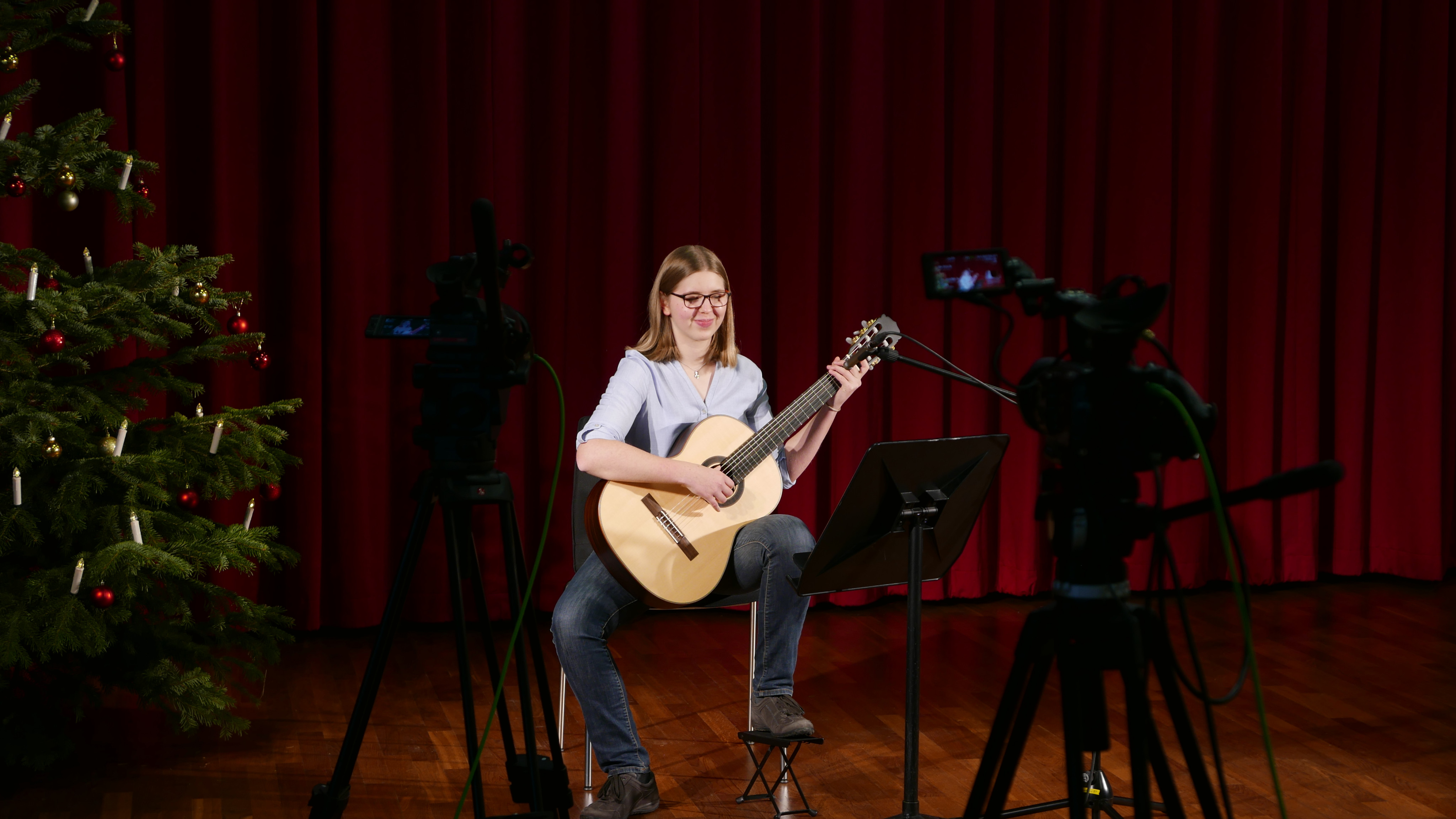 Svenja Quentmeier, Schülerin der Musikschule des Hochsauerlandkreises, wird mit ihrer Gitarre ein Weihnachtsstück präsentieren. Foto: HSK