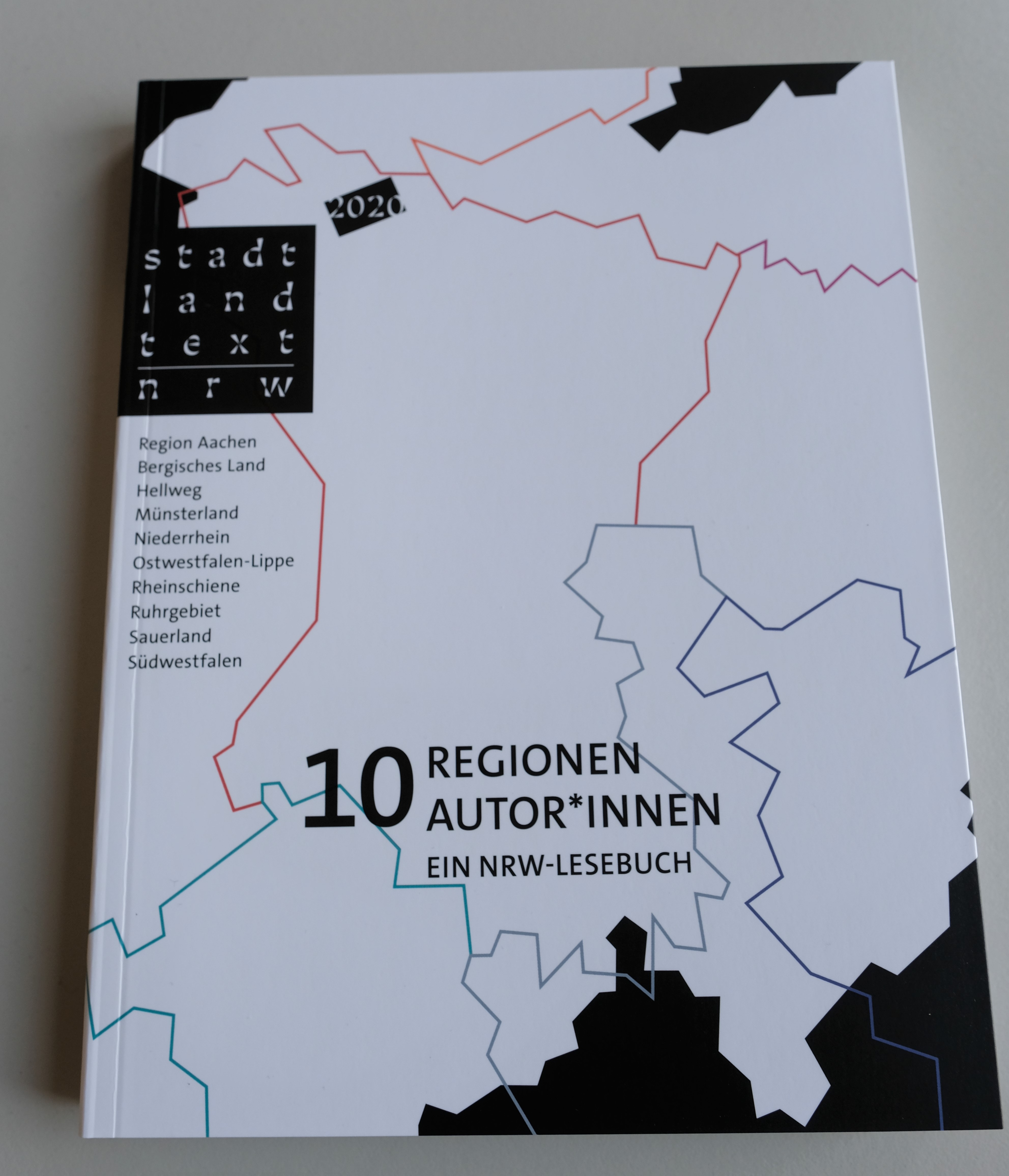Das NRW-Lesebuch präsentiert die literarischen Ergebnisse des Projektes "stadt.land.text". Für das Sauerland schrieb Justine Z. Bauer. 