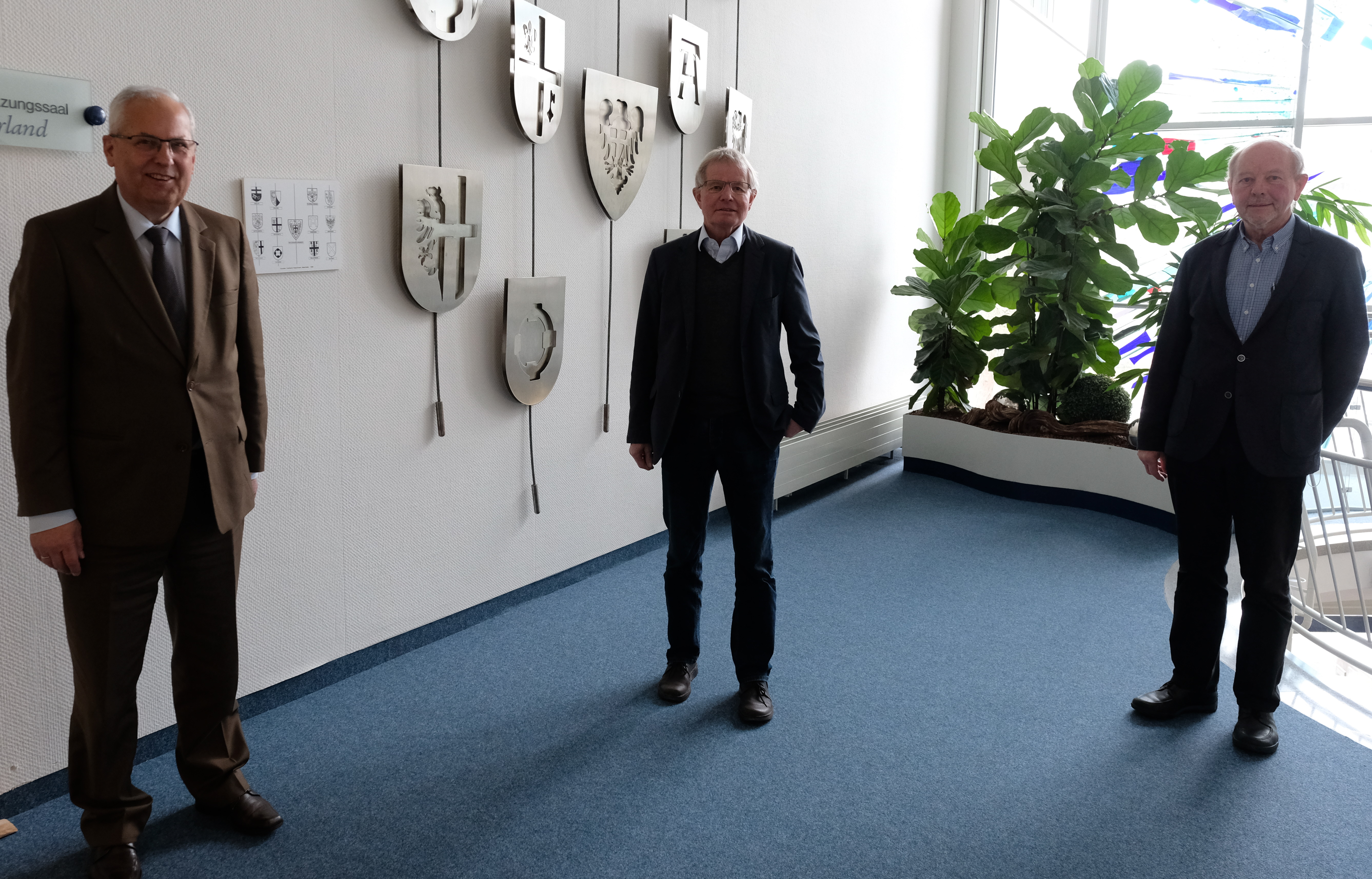 v.l.n.a.: Landrat Dr. Karl Schneider begrüßte Ferdi Lenze und Heinz Arenhövel in ihren neuen Ämtern als Behindertenbeauftragter und stellvetretender Behindertenbeauftragter des Hochsauerlandkreises. 