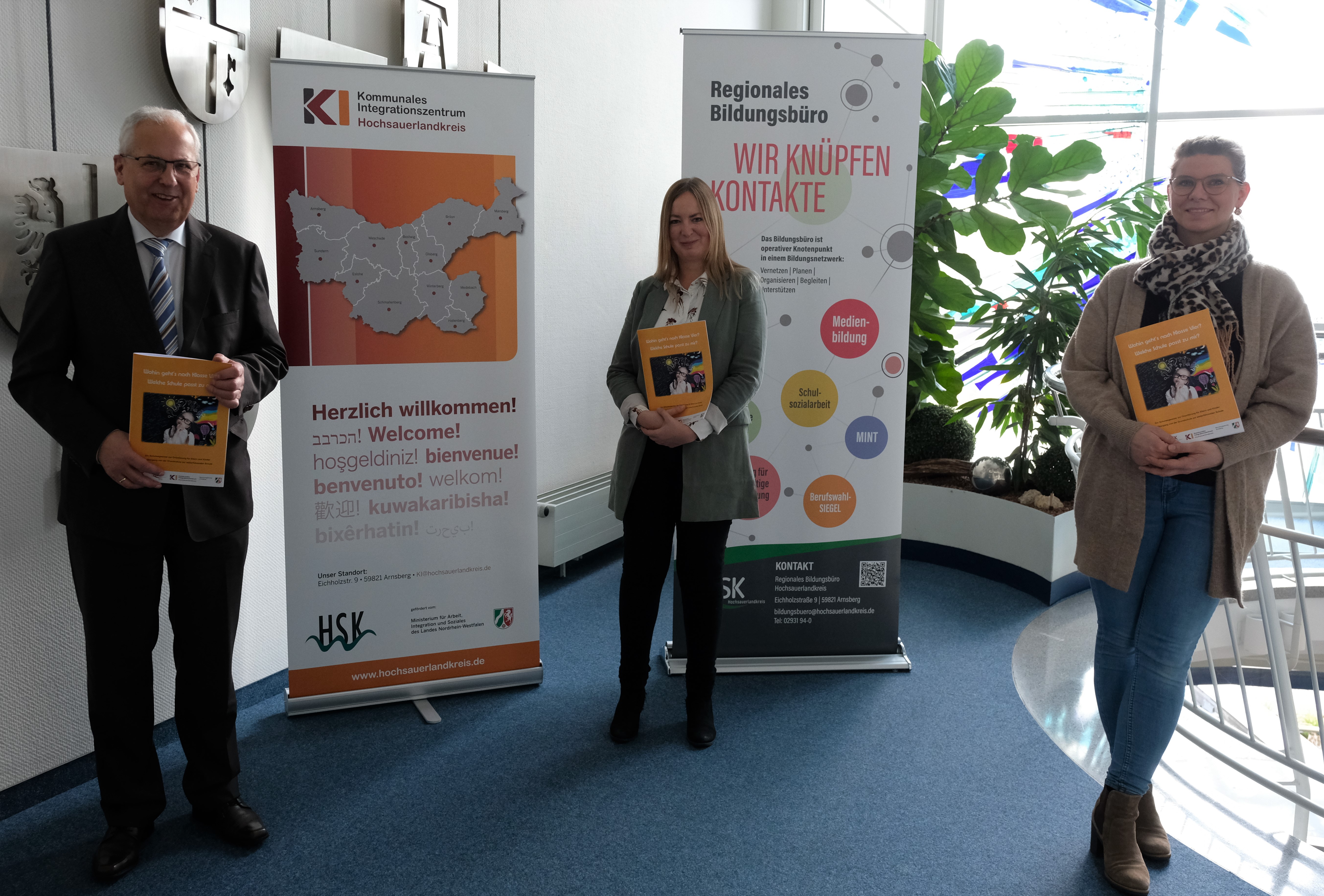 Schirmherr Landrat Dr. Karl Schneider, Sabrina Borgstedt (Kommunales Integrationszentrum) und Nina Gregori (Regionales Bildungsbüro) stellen die Broschüre vor.