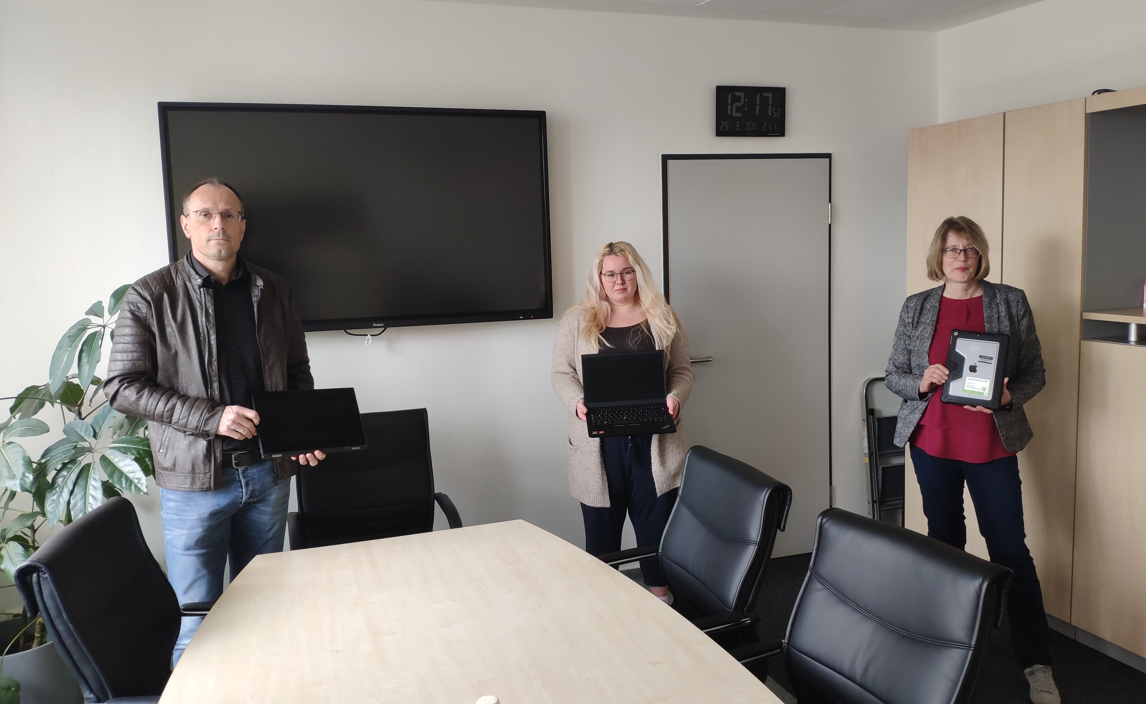 Foto: v.l. Berthold Assheuer Fachdienstleiter Schulverwaltung HSK, Emily Bulling (Schülersprecherin BK am Eichholz) und Henrike Gethmann (kommissarische Schulleiterin BK am Eichholz freuen sich über die mobilen Endgeräte. 