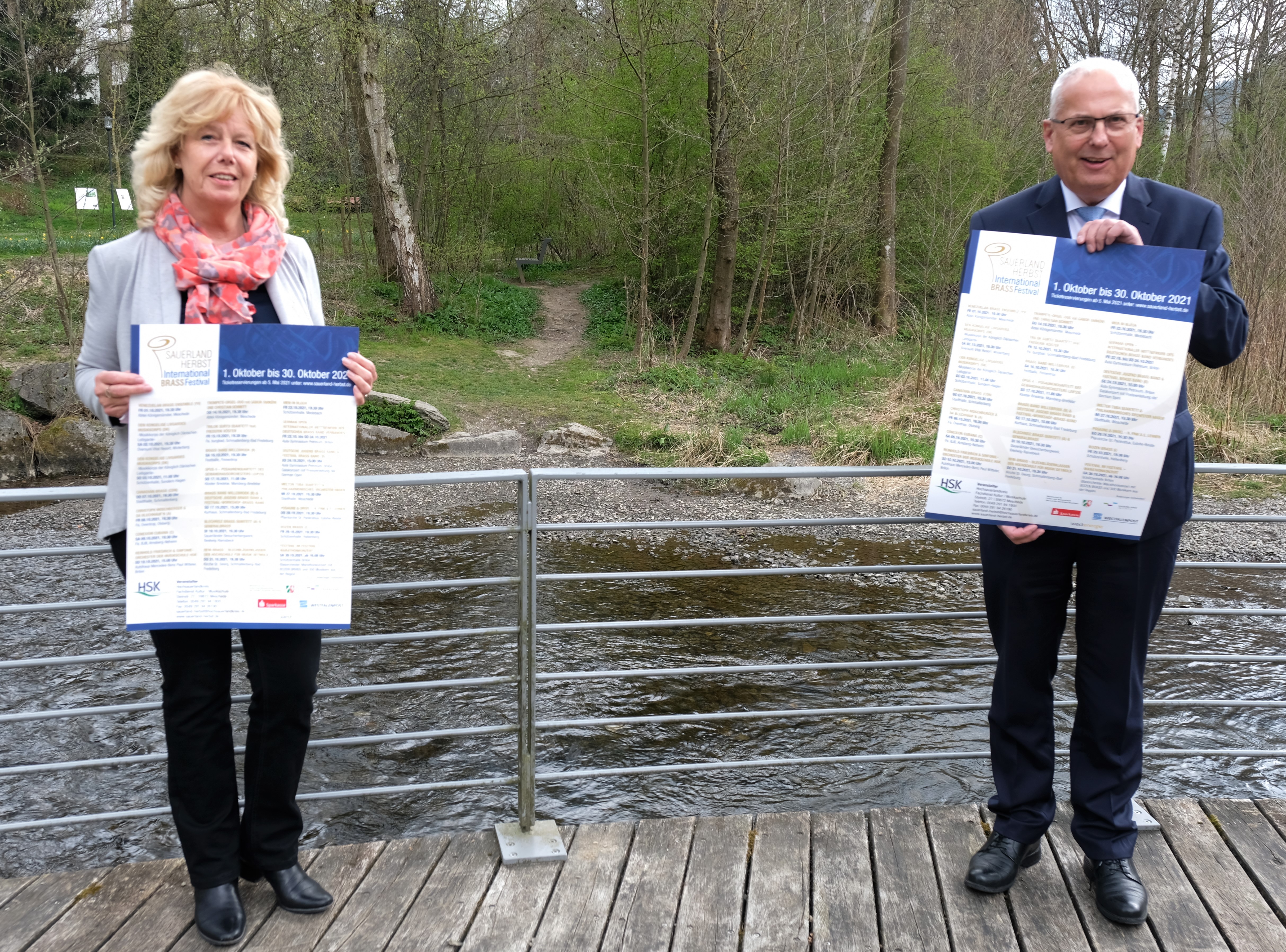 Die Kartenreservierung für den Sauerland-Herbst 2021 startet am 5. Mai. Landrat Dr. Karl Schneider und Cornelia Reuber sind sich einig, dass Kunst- und Kulturschaffende jetzt eine Perspektive brauchen, da diese in den vergangenen Monaten durch die Corona-Pandemie besondere Einschnitte erfahren mussten. 