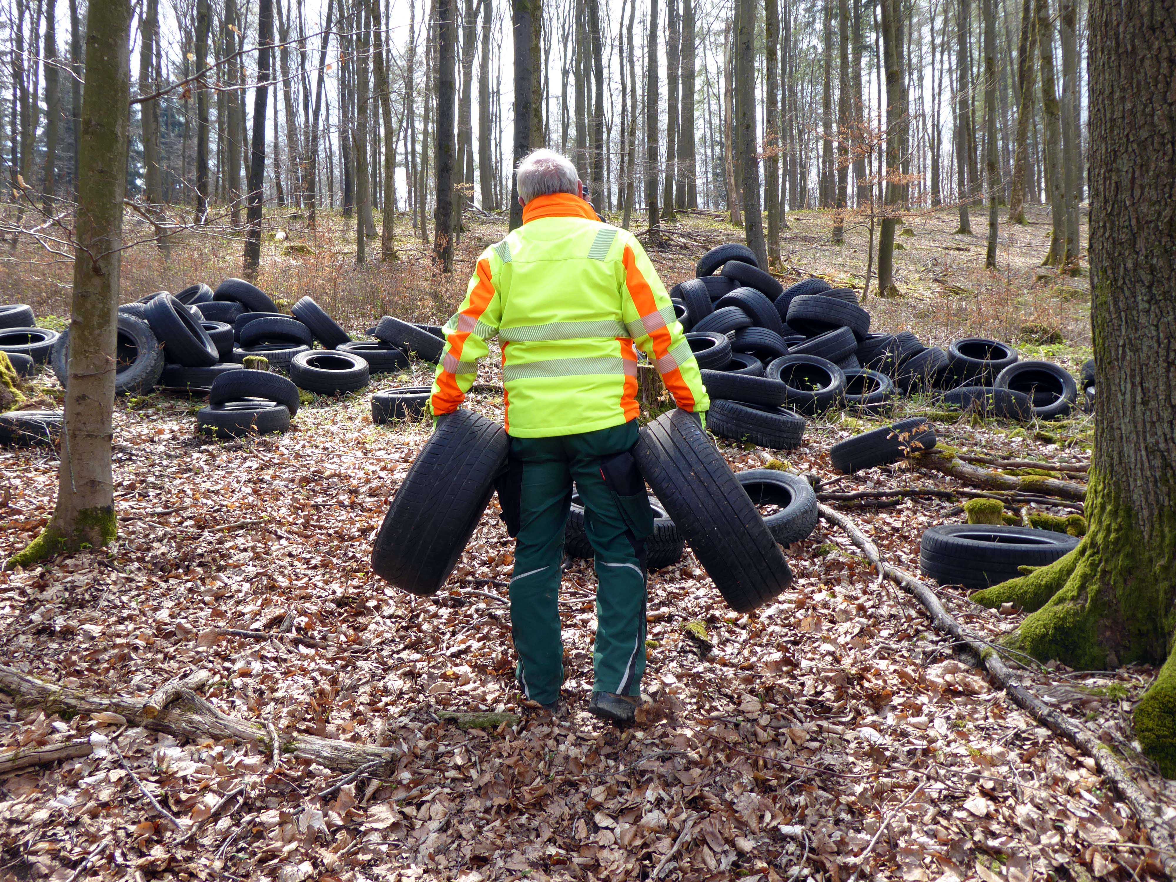 Zwischen Ostwig und Gevelinghausen wurden ca. 400 Altreifen im Wald entsorgt.