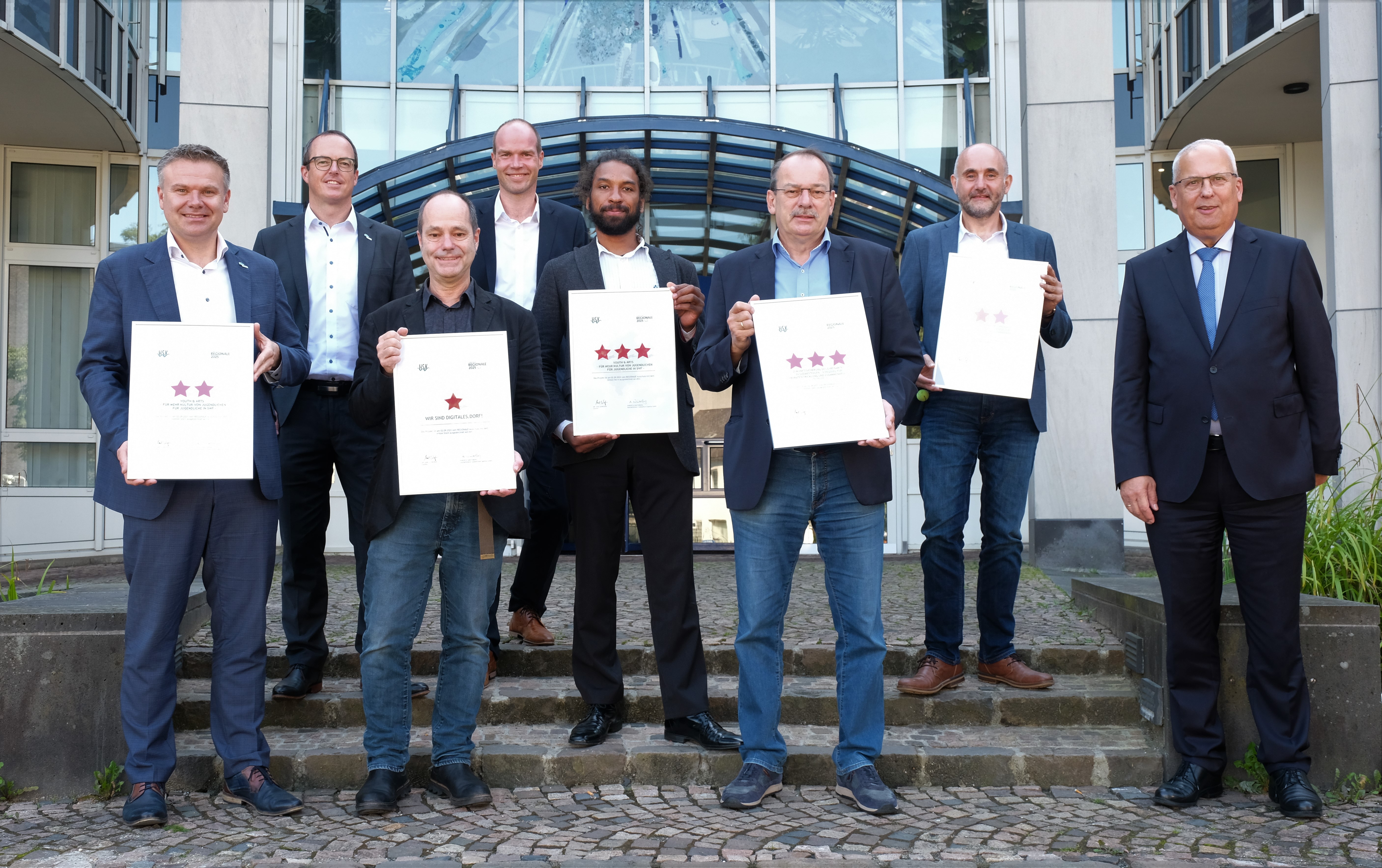 Am Freitag (03. September) übergab Dr. Karl Schneider, Landrat und Vorsitzender des Aufsichtsrats der Südwestfalen Agentur, die Urkunden für die ersten und dritten Sterne an die Vertreter der einzelnen Projekte. 