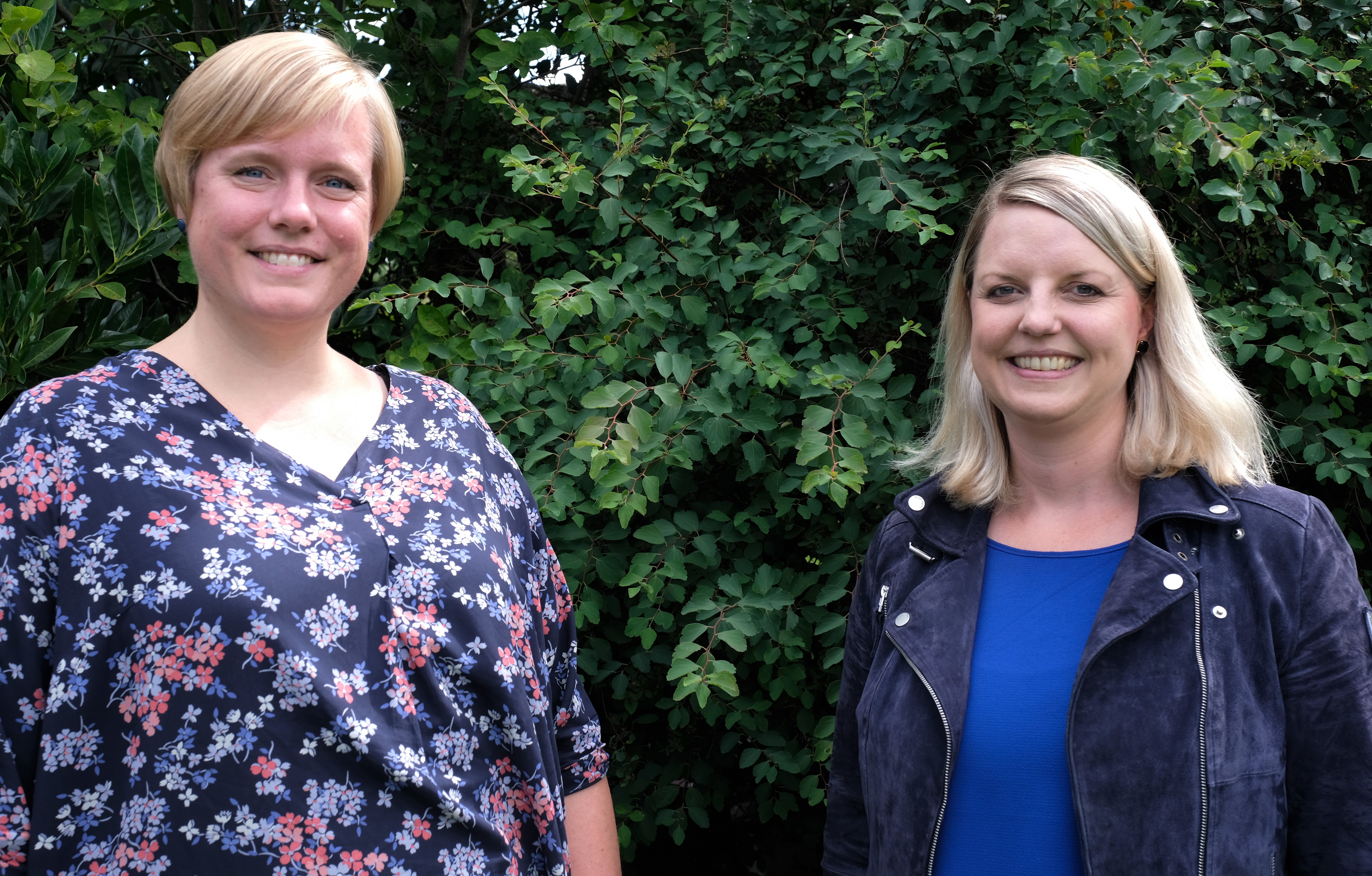Die Sozialarbeiterinnen Anne Rickert (rechts) und Antonia Vogt (links) von der Beratungsstelle „ambulant vor stationär“ des Gesundheitsamtes des Hochsauerlandkreises sind Ansprechpartnerinnen für Menschen, die selbst oder für pflegebedürftige Angehörige vor der Entscheidung „Daheim oder ins Heim“ stehen. 