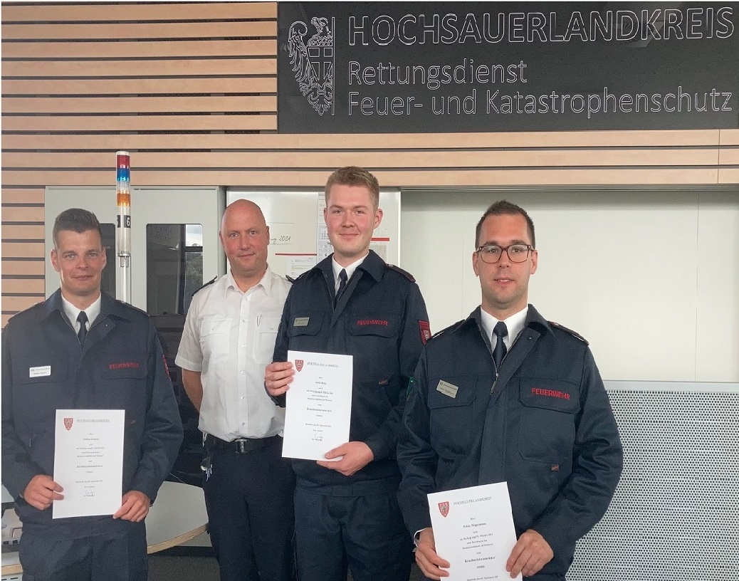 Brandmeisteranwärter Steffen Schnier, Leon Jung und Tobias Niggemann mit Michael Schlüter (2. v.l.)