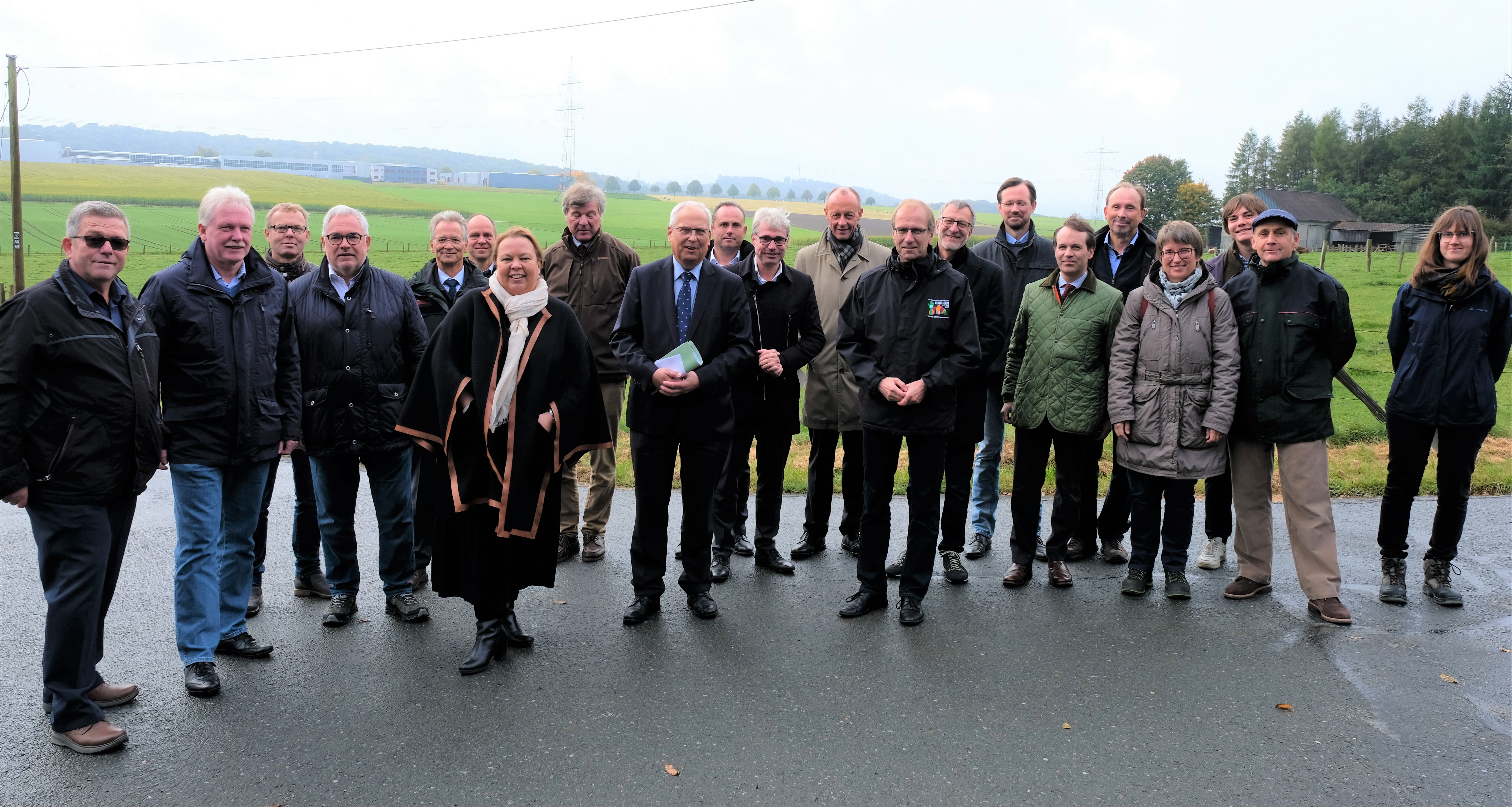 Zu einem Ortstermin im geplanten Vogelschutzgebiet Diemel und Hoppecketal kamen auf Einladung des Landrats Dr. Karl Schneider Umweltministerin Ursula Heinen-Esser, die Bürgermeister Dr. Christof Bartsch, Wolfgang Fischer, Thomas Schröder sowie Vertreter der HSK-Landes-und Bundespolitik, der Wirtschaft, dem Forstbetrieb und der Landwirtschaft zusammen. 