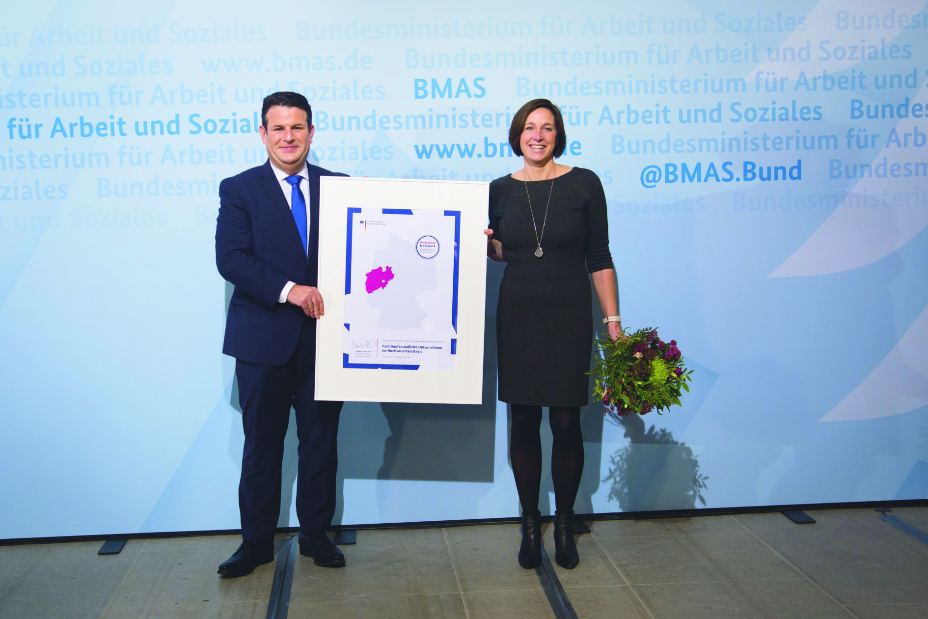 Bundesarbeitsminister Hubertus Heil würdigt das Engagement des Netzwerks „Familienfreundliche Unternehmen im Hochsauerlandkreis“ der Wirtschaftsförderung des Hochsauerlandkreises und übergab Projektleiterin Katja Cramer die Auszeichnung „Innovatives Netzwerk 2021“. Foto: Bundesministerium für Arbeit und Soziales
