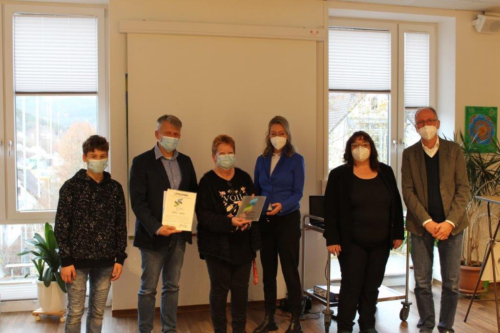 Bettina Jacobi, Siegel-Koordinatorin des Hochsauerlandkreises und Jurorin Christiane Preckel übergaben die Auszeichnung an die Lehrerinnen, Lehrer, Schülerinnen und Schülern in der Kardinal-von Galen-Schule im Rahmen einer kleinen Feierstunde.