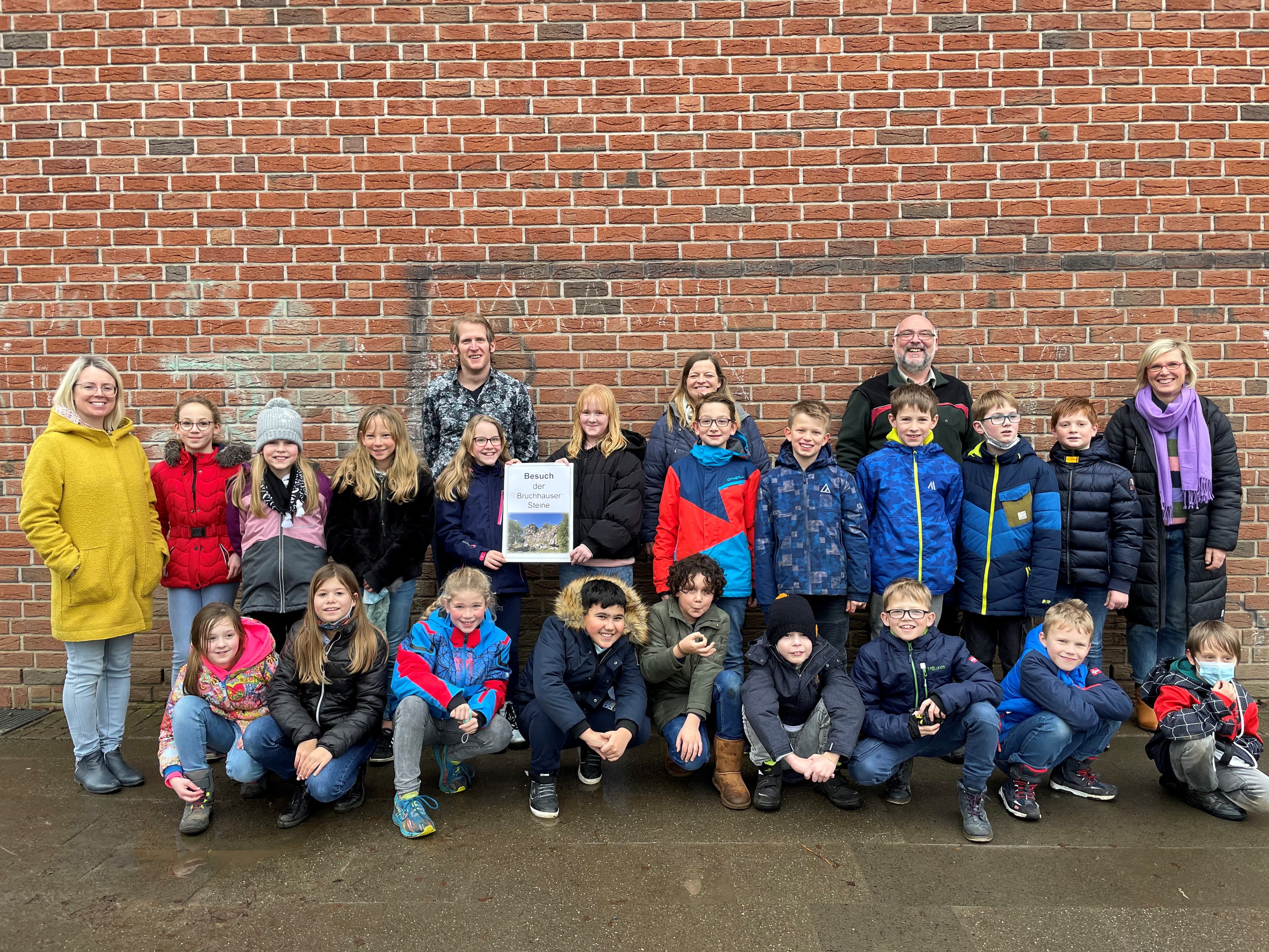 Zu den Bruchhauser Steinen geht es für die Klasse 4 der Grundschule Freie Schule am See in Sundern-Langscheid.