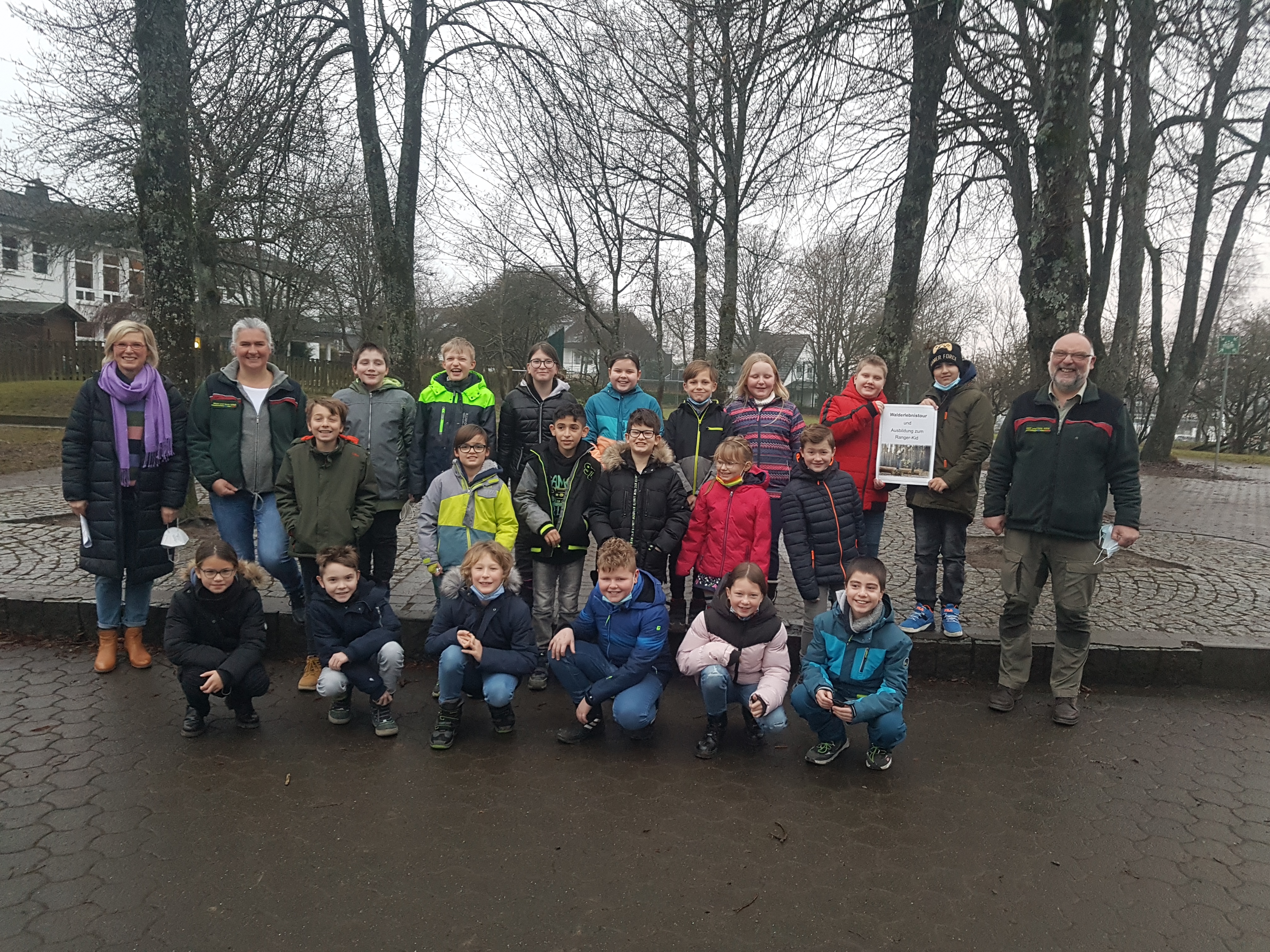 Die Schülerinnen und Schüler der Klasse 4b der Grundschule Winterberg unternehmen eine „Walderlebnistour mit einem Ranger“. Sie werden zu „Ranger-Kids“ ausgebildet und erhalten ein „Ranger-Kids-Diplom“. 
