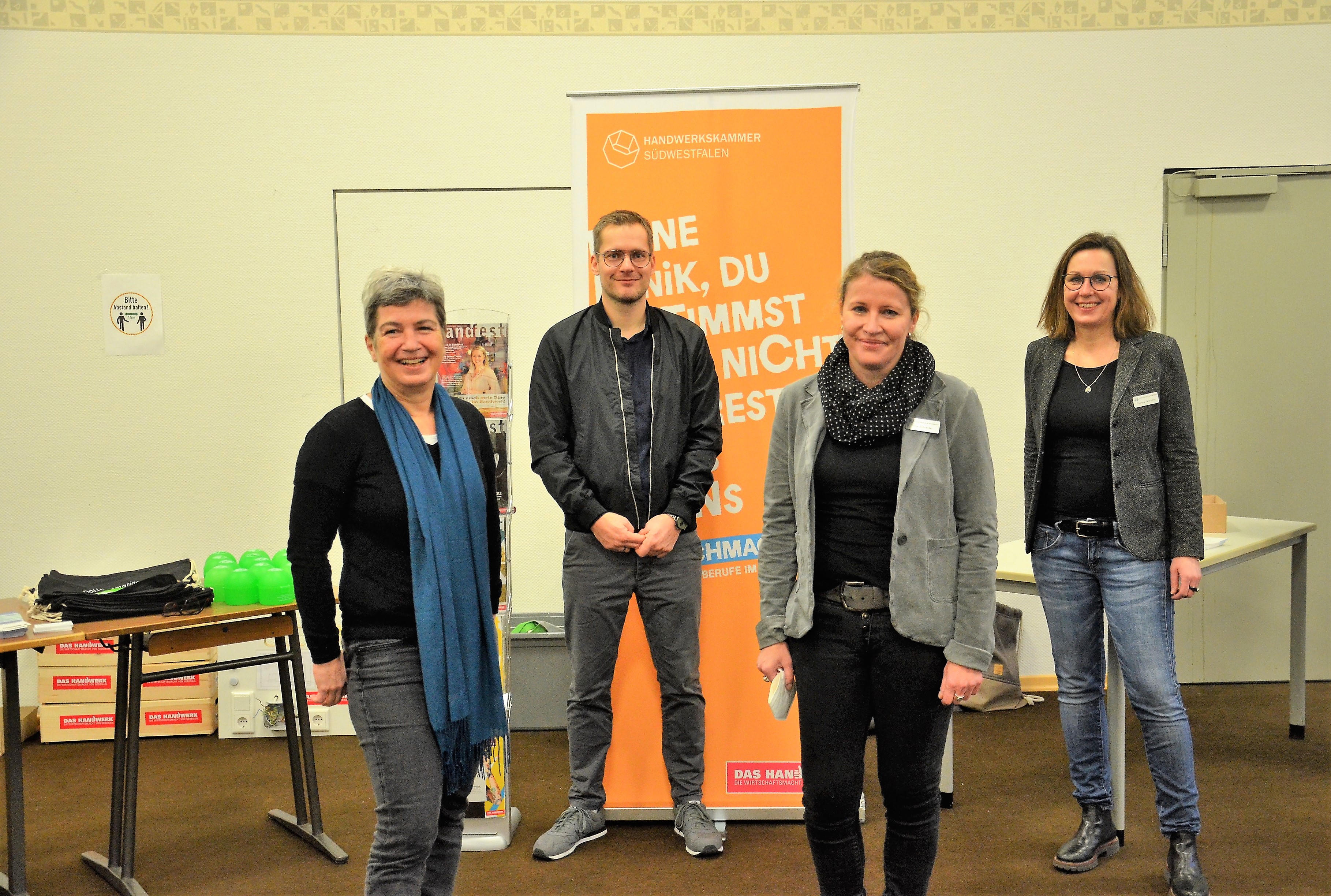Das Veranstaltungsteam führte in der vergangenen Woche Betriebe und Schülerinnen und Schüler zusammen. V.l.n.r.: Verena Kurth, Handwerkskammer Südwestfalen, Andreas Canisius, Agentur für Arbeit Meschede-Soest, sowie Ulla Schneider und Theresa Terfrüchte von der Kommunalen Koordinierungsstelle des Hochsauerlandkreises. 