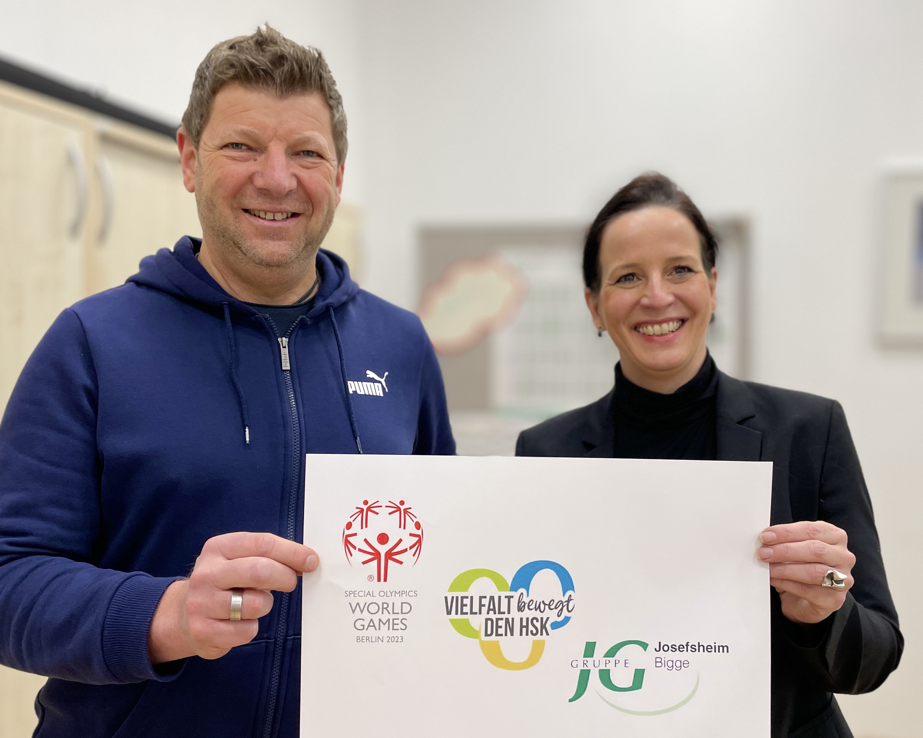 Janine Rottler, Pädagogische Geschäftsführerin der Josefsheim gGmbH und Jürgen Mies, Mobilitätsexperte, freuen sich über die Ernennungen der Städte Meschede, Olsberg und Winterber als Host Town und fiebern der Zeit der Special Olympics Games im Juni 2023 entgegen. 