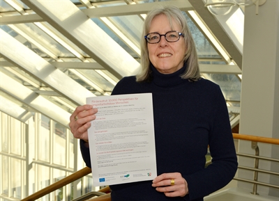 Ursula Rode-Schäffer, Leiterin der Regionalagentur Hellweg-Hochsauerland, macht auf den Förderaufruf „10.000 Perspektiven für langzeitarbeitslose Menschen“ des Landes NRW aufmerksam und weist Betriebe in den Kreisen Soest und Hochsauerlandkreis auf die Beantragung einer Einarbeitungspauschale in Höhe von 1.500 Euro bei der Bezirksregierung in Arnsberg hin. Foto: Franca Großevollmer/ Kreis Soest 