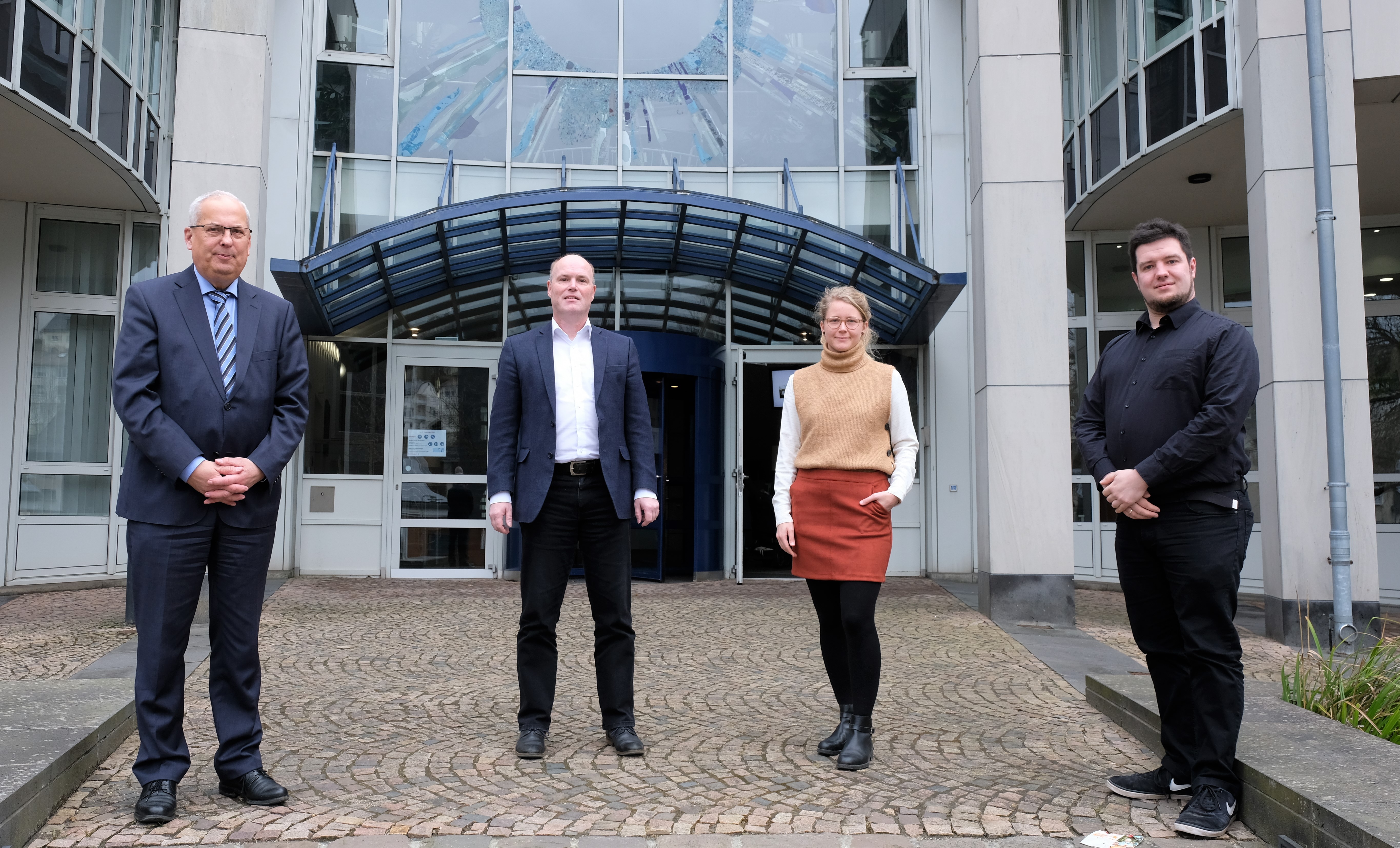 Hilfe für kulturelles Ehrenamt im Hochsauerlandkreis erhalten Vereine, Museen und Heimatstuben vom Kultur.Labor. Landrat Dr. Karl Schneider begrüßt Klaus Depenbrock (zweiter von links), als neuen Ansprechpartner ab dem 1. April.  Bis zum 31. März ist Steffen Malessa (rechts) noch für den Bereich kulturelles Ehrenamt zuständig.  Sarah Lieneke steht für Fragen von vereinsgetragenen Museen und Heimatstuben zur Verfügung. 
