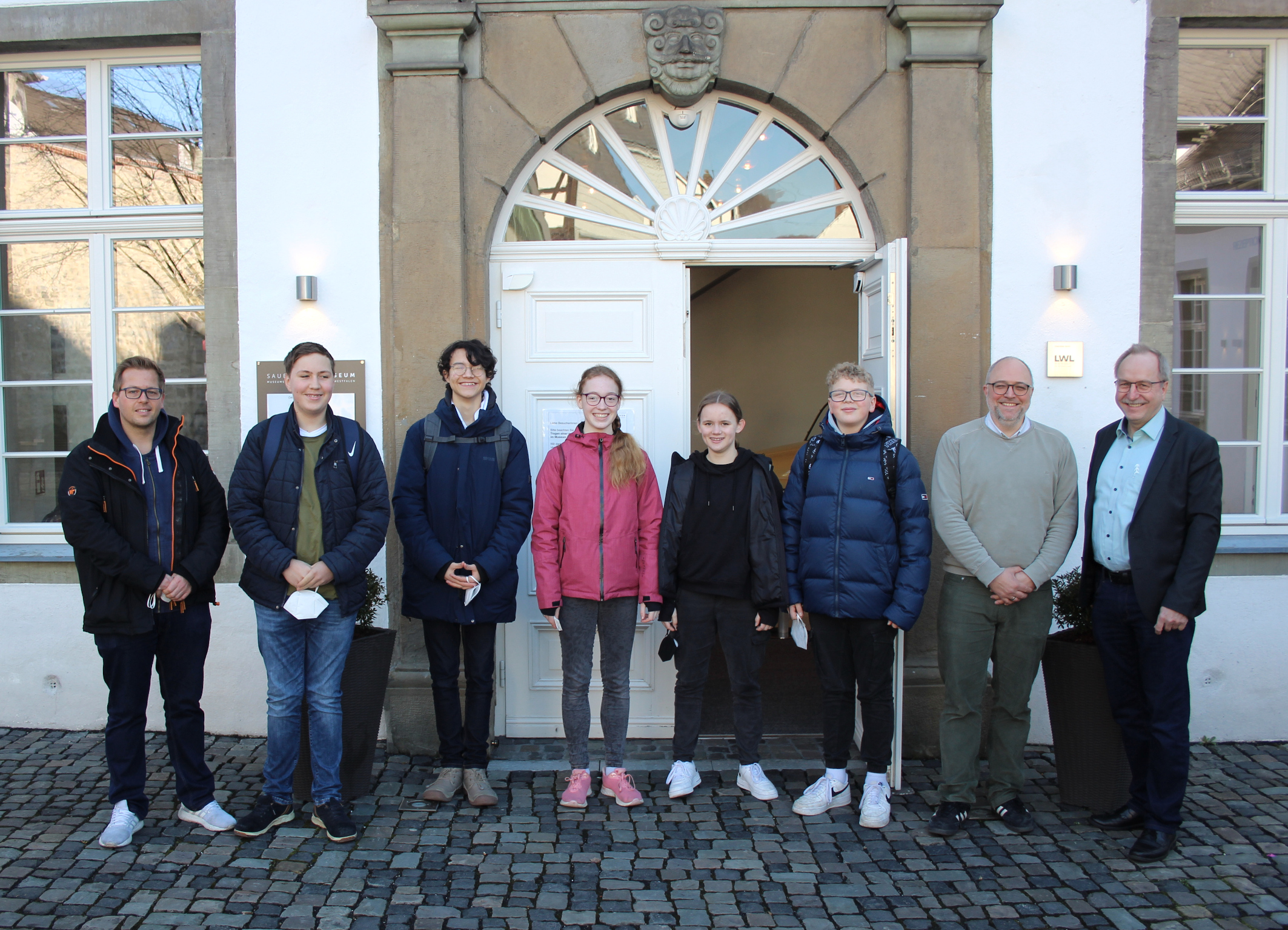 Schülerinnen und Schüler des Neheimer St. Ursula-Gymnasiums besuchten mit ihren Lehrern das Sauerland-Museum (v.l.n.r.: Lehrer Fabian Timpe, Schülerinnen und Schüler der 8. Klasse, Museumsleiter Dr. Oliver Schmidt, Hauke Möller (RLG) // Foto: Sauerland-Museum