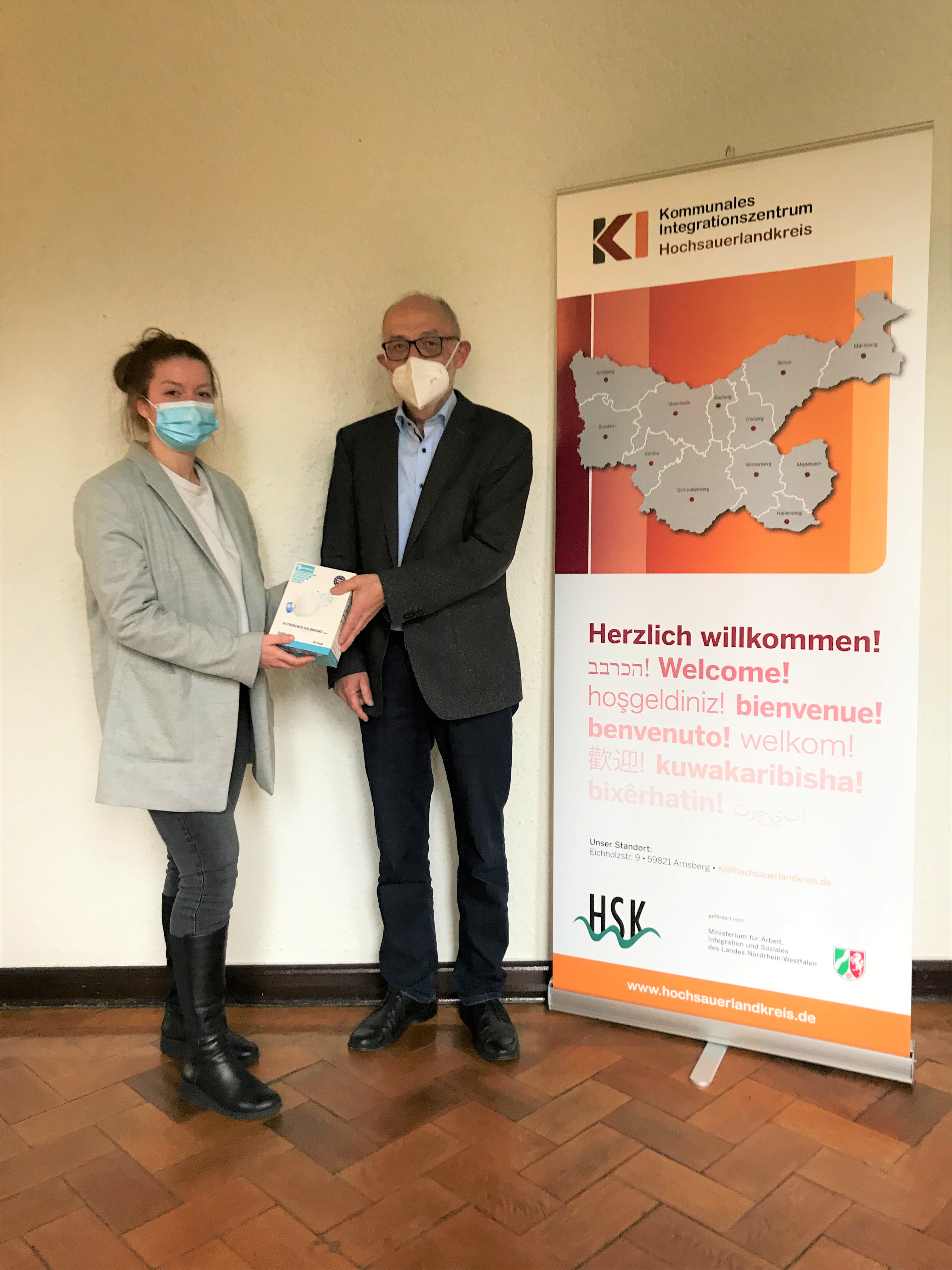 Gerd Stodollick von der Flüchtlingshilfe Oeventrop hat 200 FFP2-Masken vom Kommunalen Integrationszentrum, vertreten durch Giulia Bahlow, erhalten. 