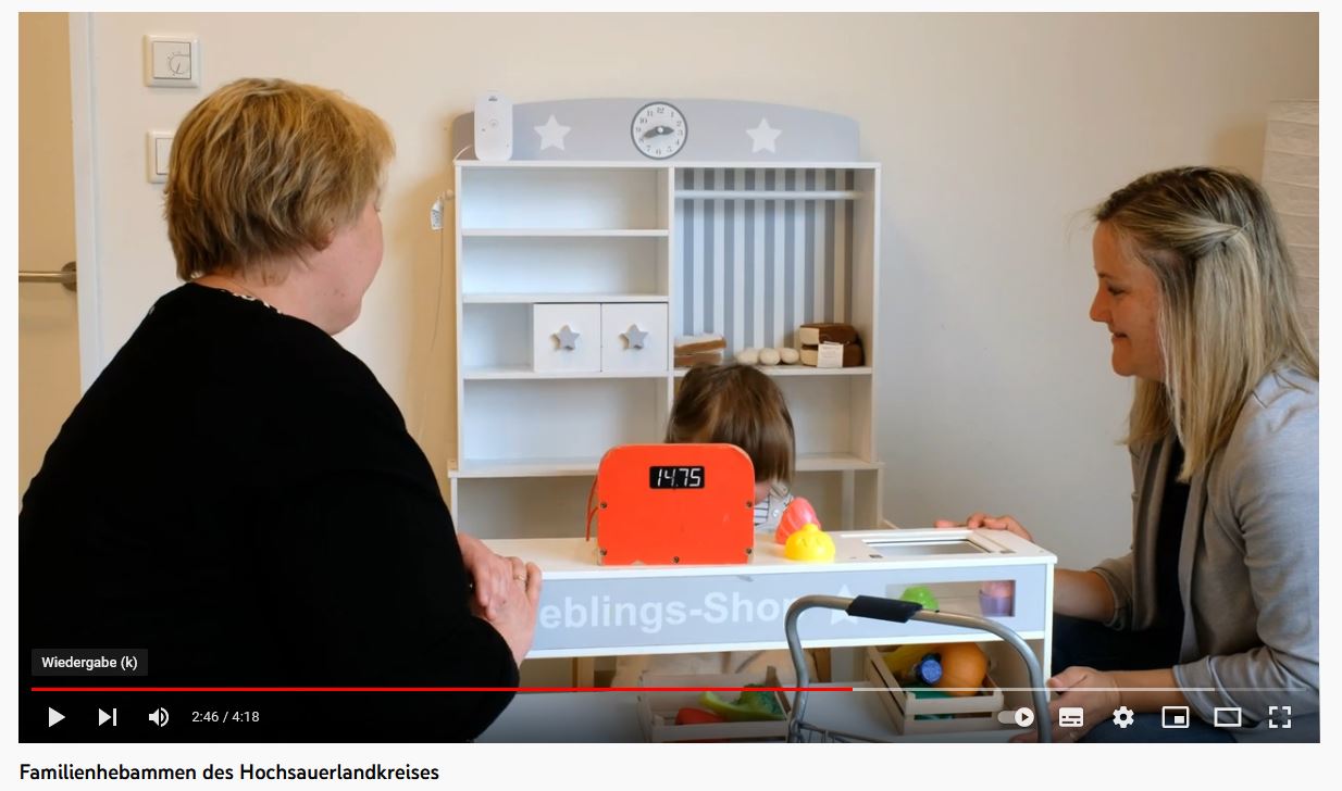 In einem neuen Video des Jugendamtes des Hochsauerlandkreises wird das Beratungsangebot der Frühen Hilfen bzw. der Familienhebammen vorgestellt.