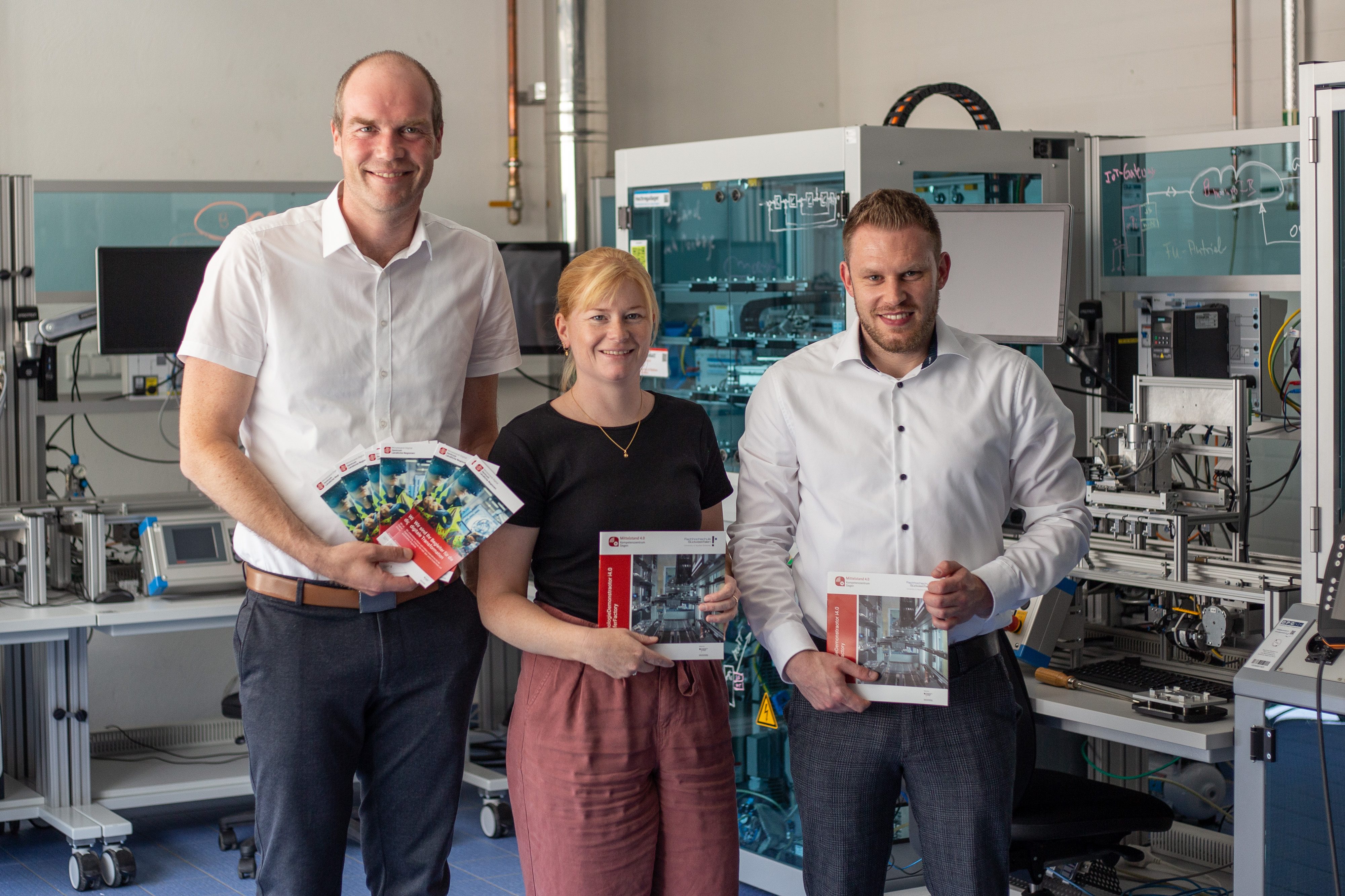 v.l.: Frank Linnekugel (Geschäftsführer der Wirtschaftsförderungsgesellschaft Hochsauerlandkreis mbH und Leiter des Fachdienstes Regionalentwicklung / Strukturförderung beim Hochsauerlandkreis), Annika Pilgrim (Mittelstand-Digital Zentrum Ländliche Regionen) und René Rudat (Projektleiter PDS+) in der Transfer Factory 4.0 an der FH Meschede