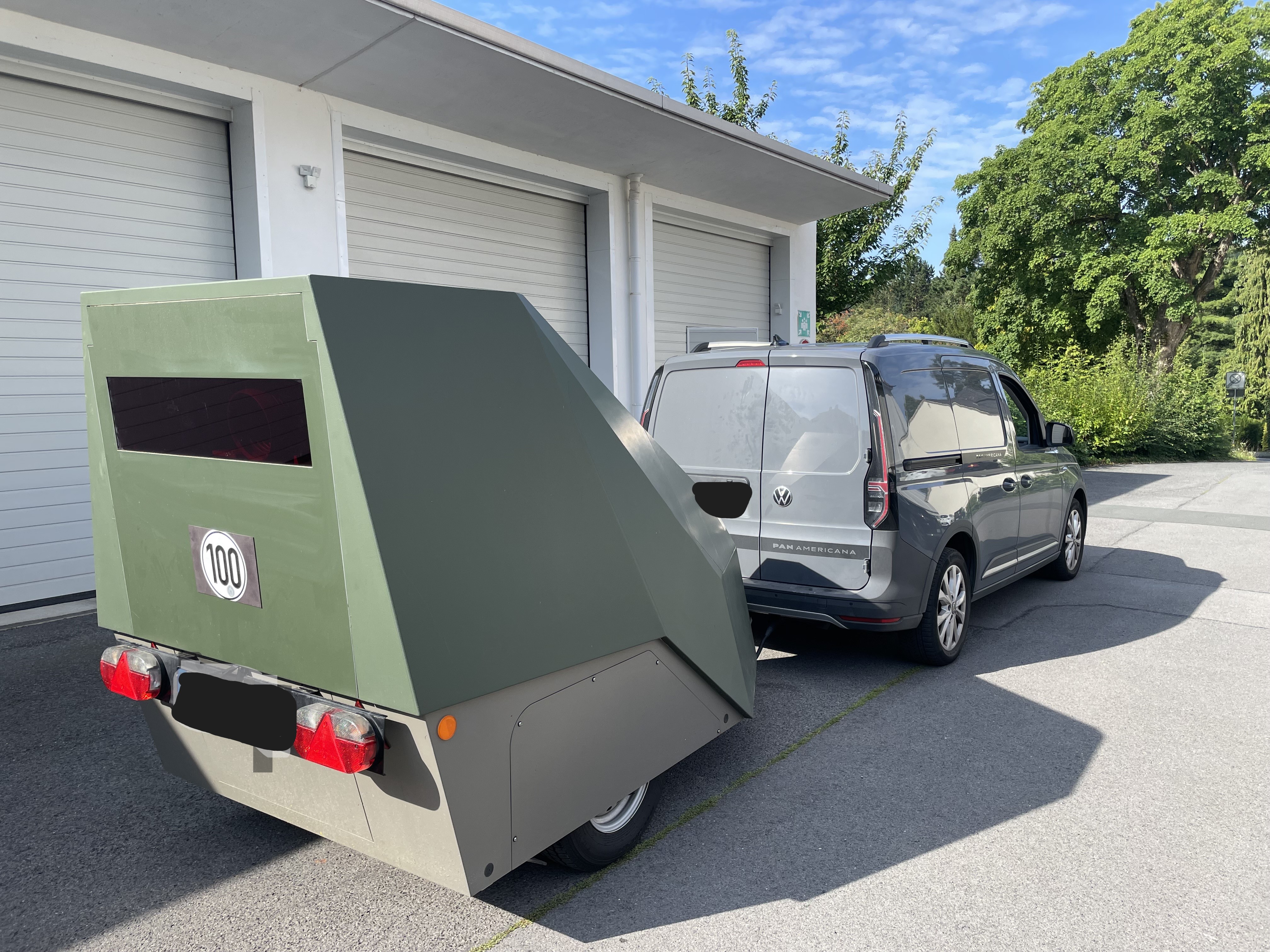 Seit Anfang August ist im Hochsauerlandkreis eine zweite semi-stationäre Geschwindigkeitsmess-anlage - ein sogenannter Enforcement-Trailer - in Betrieb.