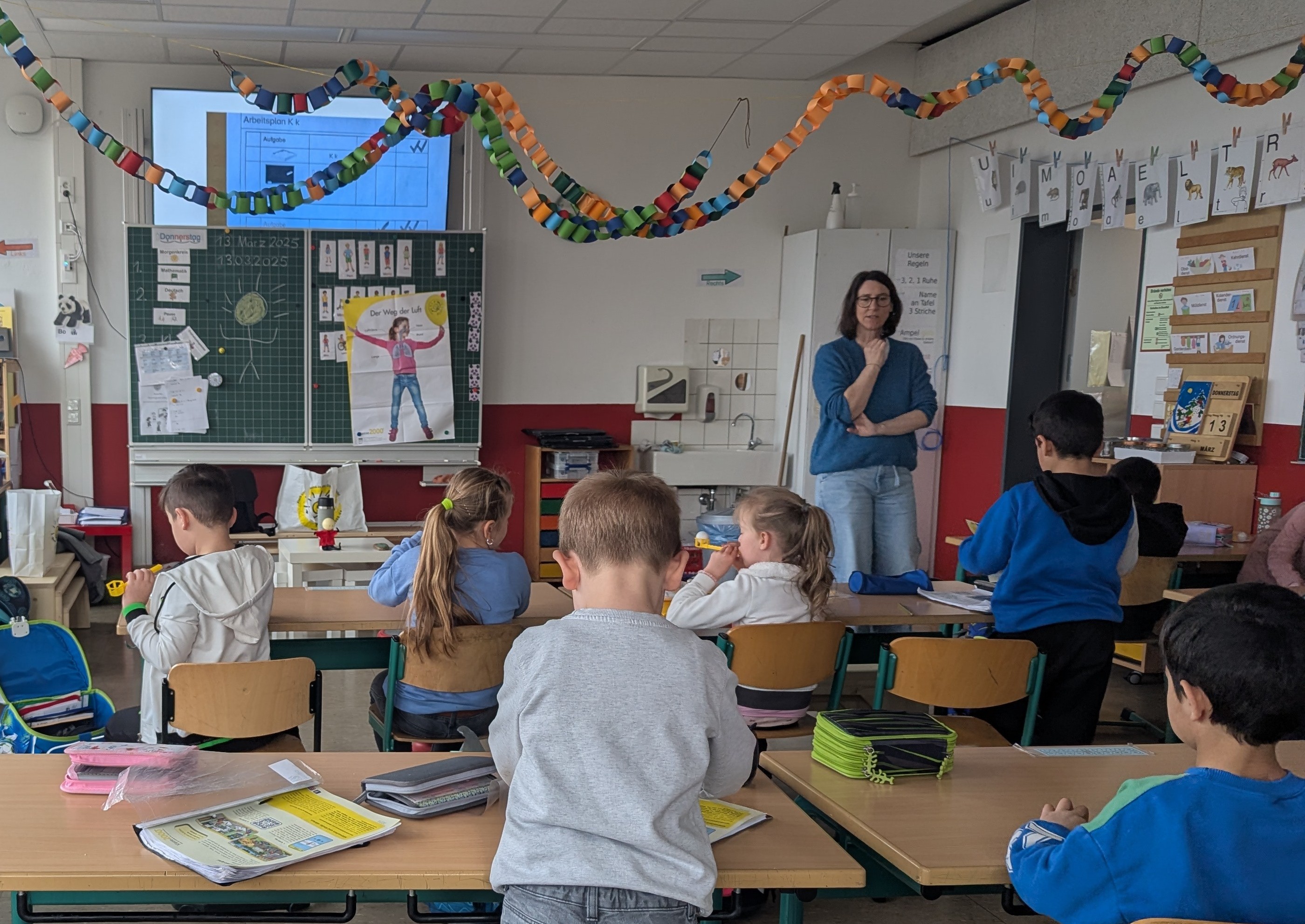 HSK-Gesundheitsamt mit Klasse2000 zu Besuch in der Grundschule Moosfelde // Foto: Pressestelle HSK