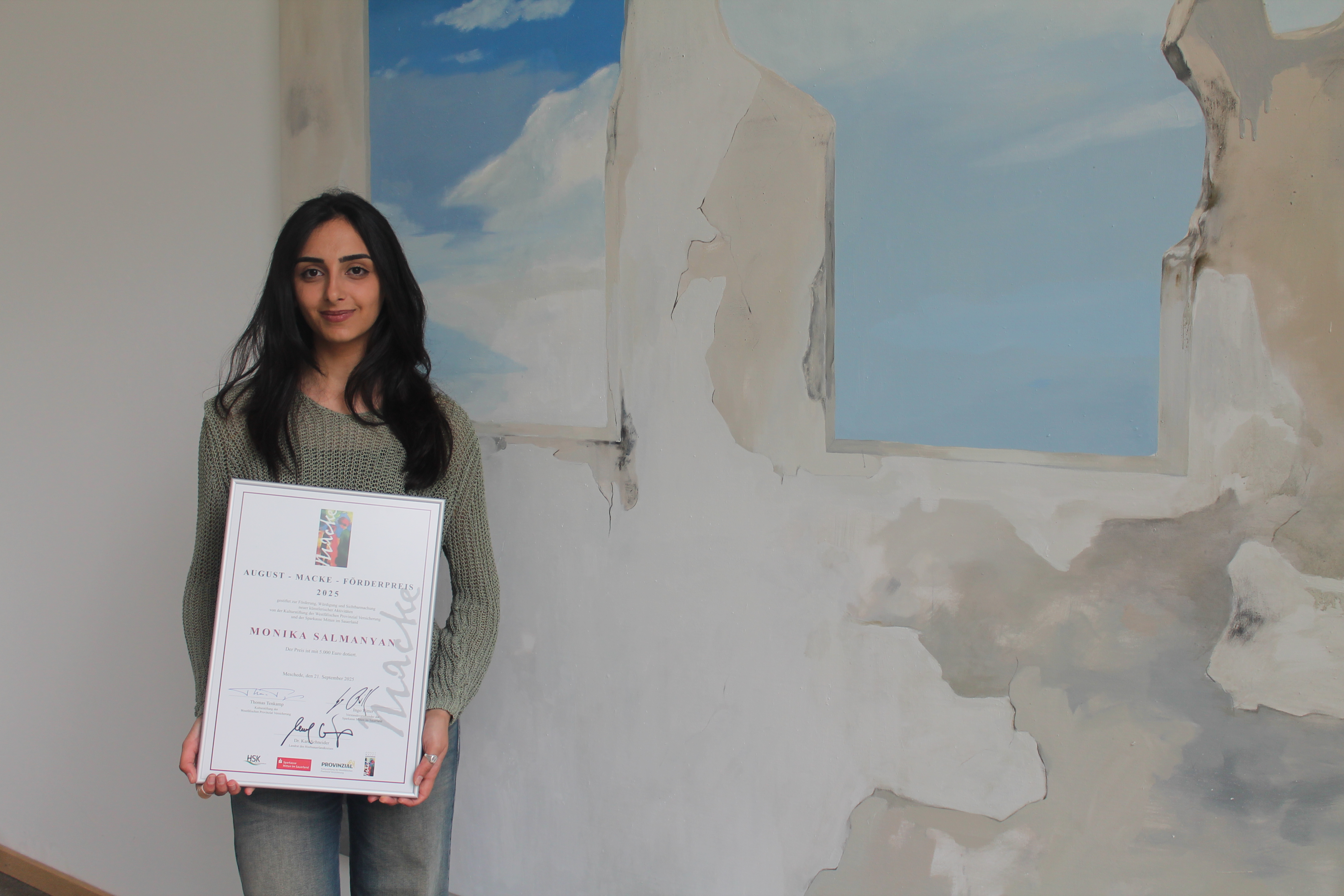 Monika Salmanyan wurde im Jahr 2000 in Armenien geboren und lebt derzeit in Wolfsburg. Seit 2024 studiert sie Freie Kunst an der Hochschule für Bildende Künste Braunschweig und wurde jetzt mit dem August-Macke-Förderpreis ausgezeichnet.