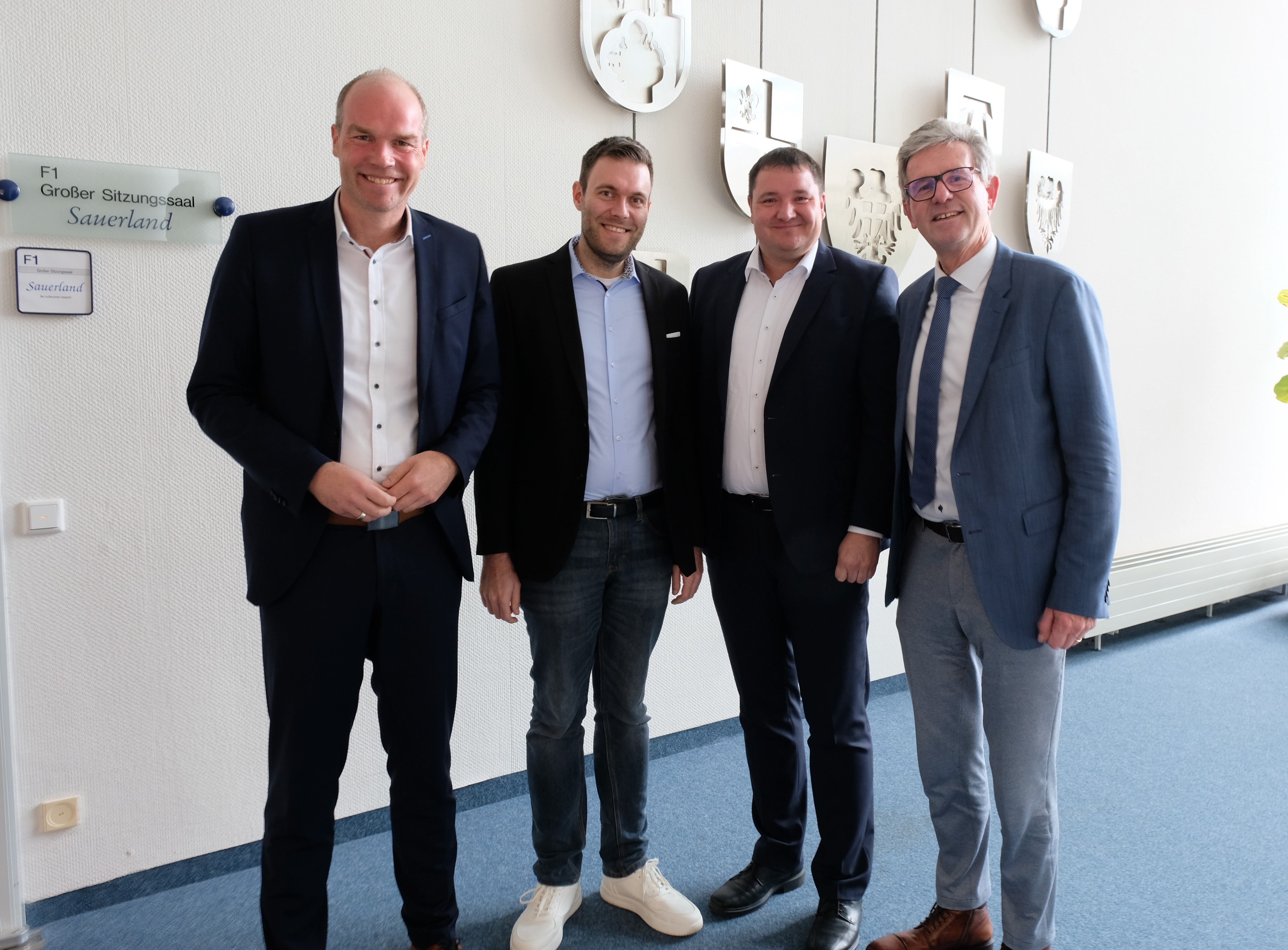 Oliver Dülme (3.v.l.) und Manuel Sellmann (2.v.l.)  bilden die neue Spitze der Wirtschaftsförderung des Hochsauerlandkreises und folgen auf Frank Linnekugel (links) und Peter Brandenburg (rechts). 