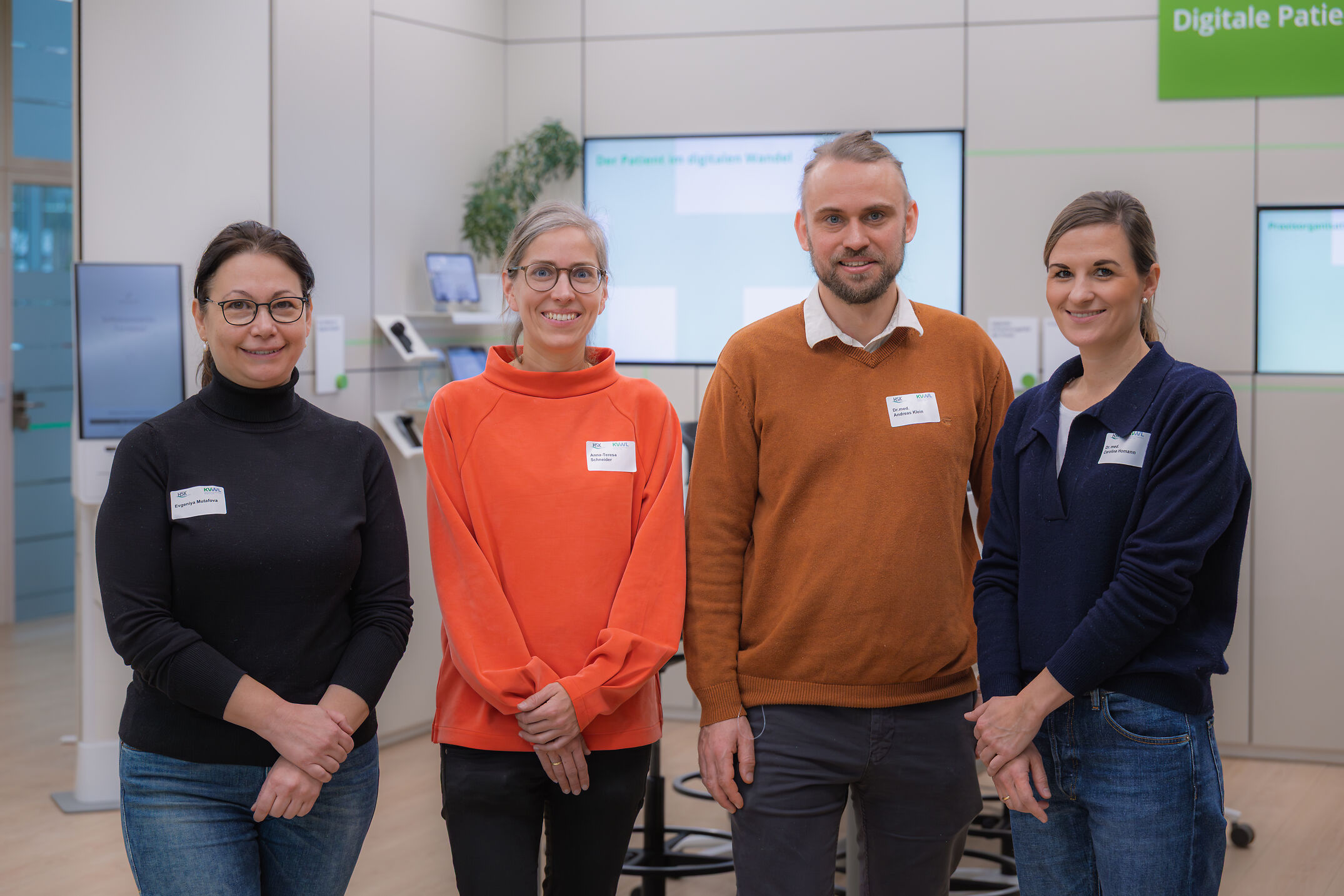 Erhielten beim ersten Seminartag wertvollen Input zum Thema ePA und den Vorteilen einer digital geführten Praxis: die Landarztstarter (v.l.) Evgeniya Mutafova, Anna-TeresaSchneider, Dr. Andreas Klein und Dr. Caroline Homann // Foto: KVWL
