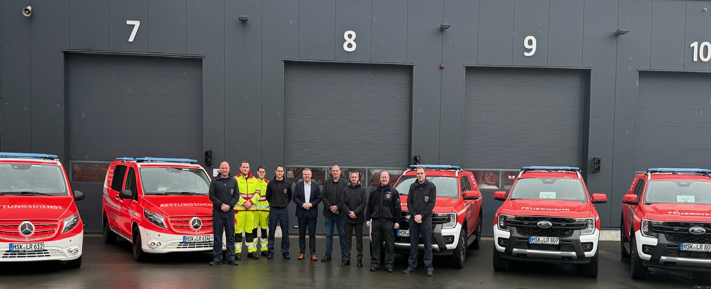 Foto v.l.n.r.: Michael Schlüter, Leiter Operative Dienste, Leitstelle und Technik, Tim Bornemann, Leiter Wachbereich Fredeburg/Sundern, Andreas Luig, stellv. Leiter Wachbereich Brilon/Marsberg, Mathias Riffelmann, Medizintechniker, Landrat Thomas Grosche, Marcus Radmacher, Fachdienstleiter, Jörg Kinkel, Sachgebietsleiter Rettungswachen, Bernd Krause Kreisbrandmeister, Philipp Schulte, Rettungsdienst, Feuer- und Katastrophenschutz.