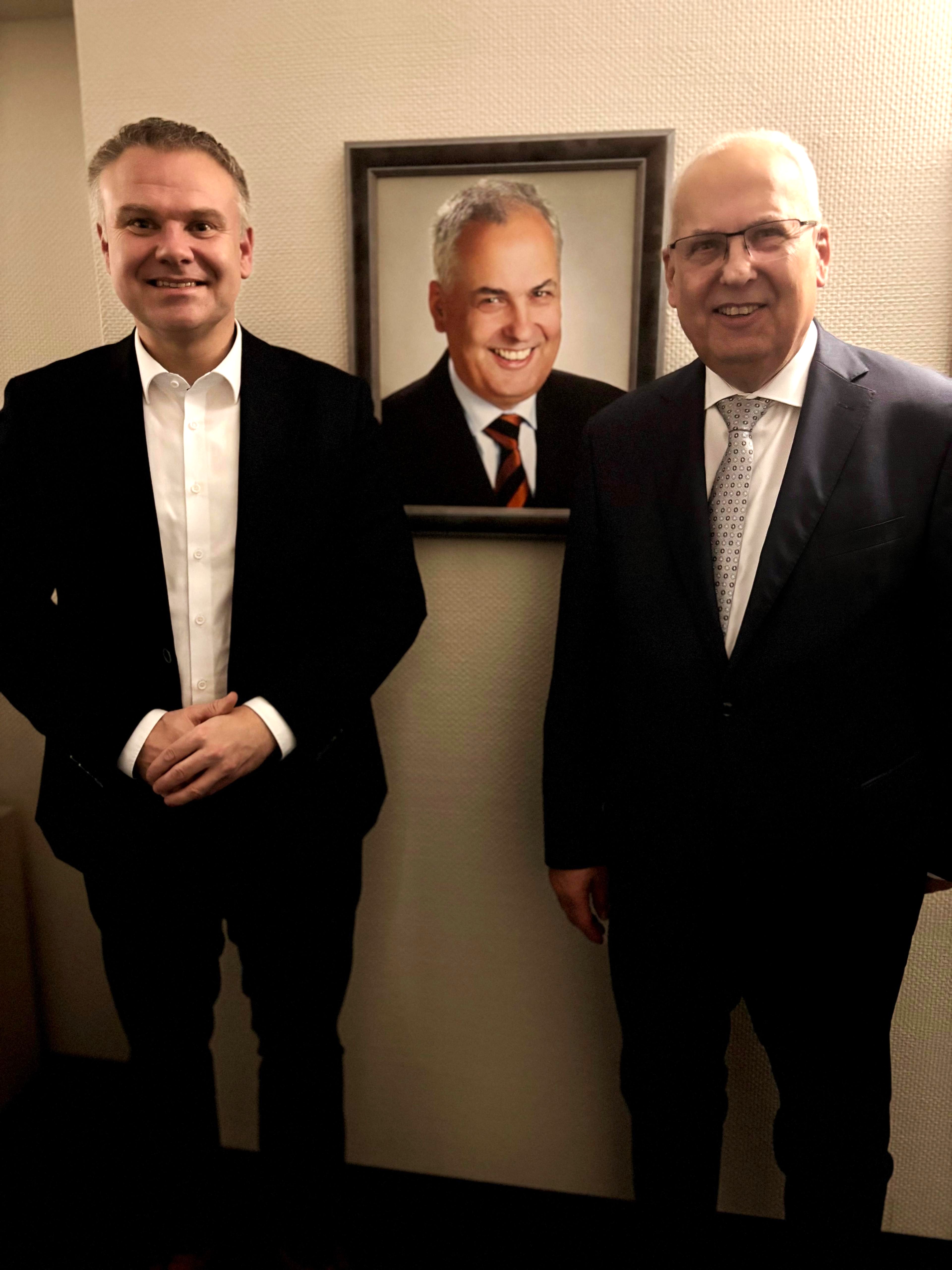 Landrat Thomas Grosche (l.) nimmt seinen Vorgänger Dr. Karl Schneider in die Ahnengalerie des Hochsauerlandkreises auf.