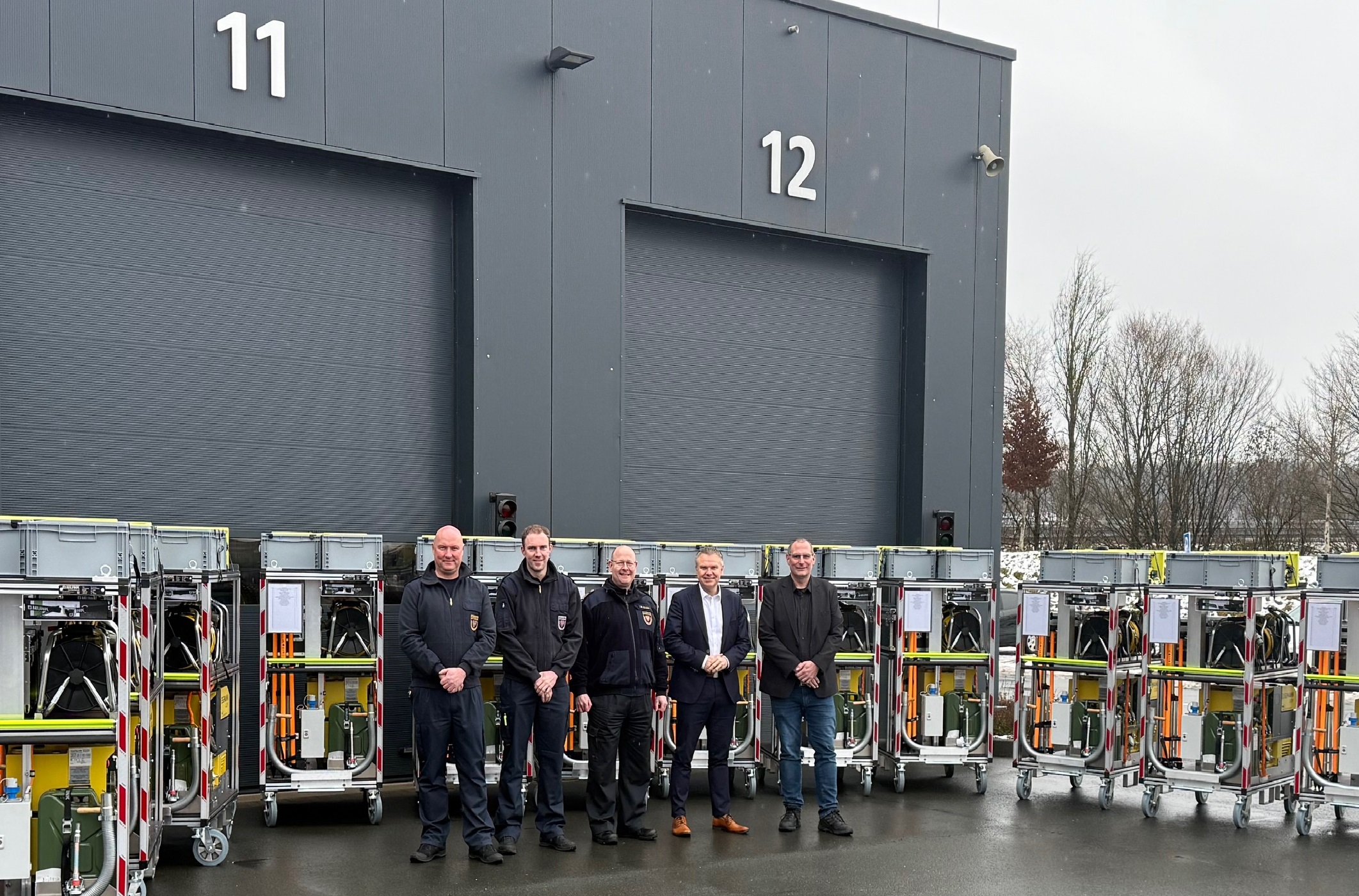 Foto v.l.n.r.: Michael Schlüter, Leiter Operative Dienste, Leitstelle und Technik, Philipp Schulte, Rettungsdienst, Feuer- und Katastrophenschutz, Kreisbrandmeister und Leiter Feuer- und Katastrophenschutz Bernd Krause, Landrat Thomas Grosche, Fachdienstleiter Marcus Radmacher.
