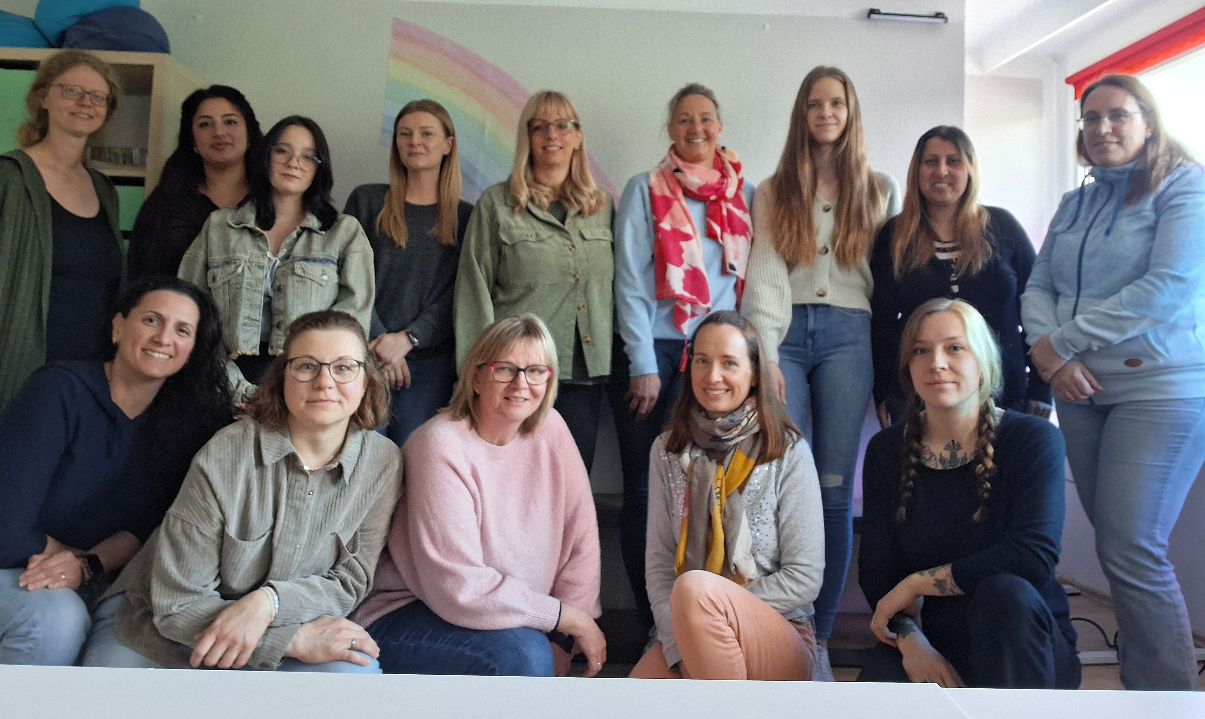 Kindertagespflege Bezirk Eslohe-Meschede. Obere Reihe v. l. n. r.: Mareike Eilers, Nourhan Ismael, Bea Modry, Jana Droste, Natascha Becker, Pia Lahrmann, Jessica Petunin, Rania Ibrahim, Nicole Pau. Untere Reihe v. l. n. r.: Thaliny Borges, Kathrin Malyska, Petra Bertram, Sonja Kämper, Paula Stucka // Foto: Pressestelle HSK