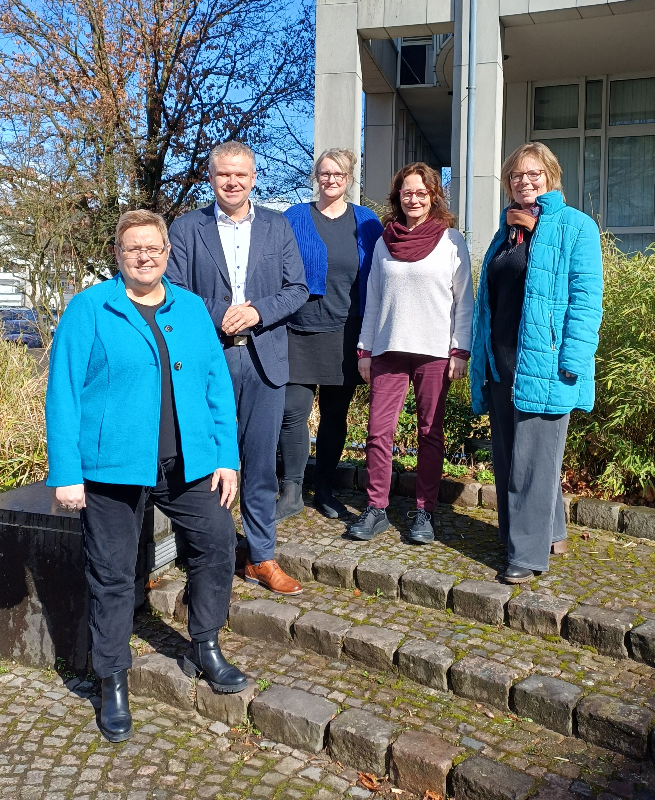 BU: Karin Schüttler-Schmies (HSK), Landrat Thomas Grosche, Karin Gottfried (WFG HSK), Ellen Stedtler (HSK) und Anja Kiko (FH Südwestfalen). Auf dem Bild fehlt Cornelia Homfeldt, Beauftragte für Chancengleichheit am Arbeitsmarkt der Agentur für Arbeit Meschede-Soest // Foto: Pressestelle HSK/MoL