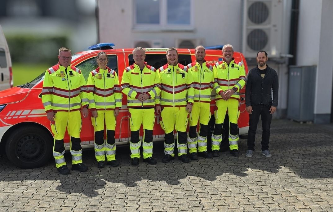 Einsatzkräfte der Rettungswache Winterberg und Landrat Thomas Grosche // Foto: Pressestelle HSK/InT