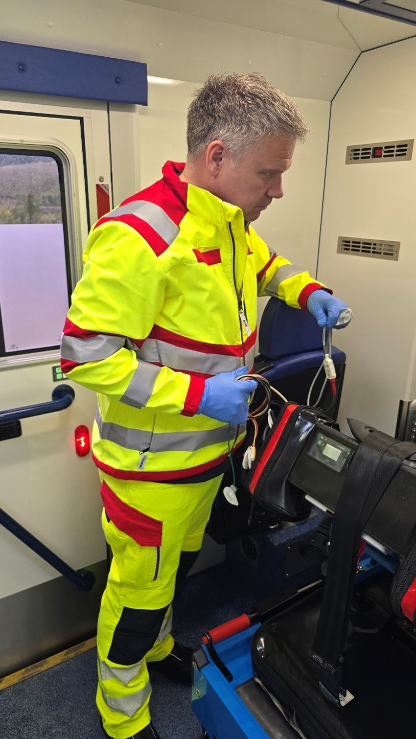 Landrat Thomas Grosche unterwegs mit dem Rettungsdienst (1) / Foto: Pressestelle HSK/InT