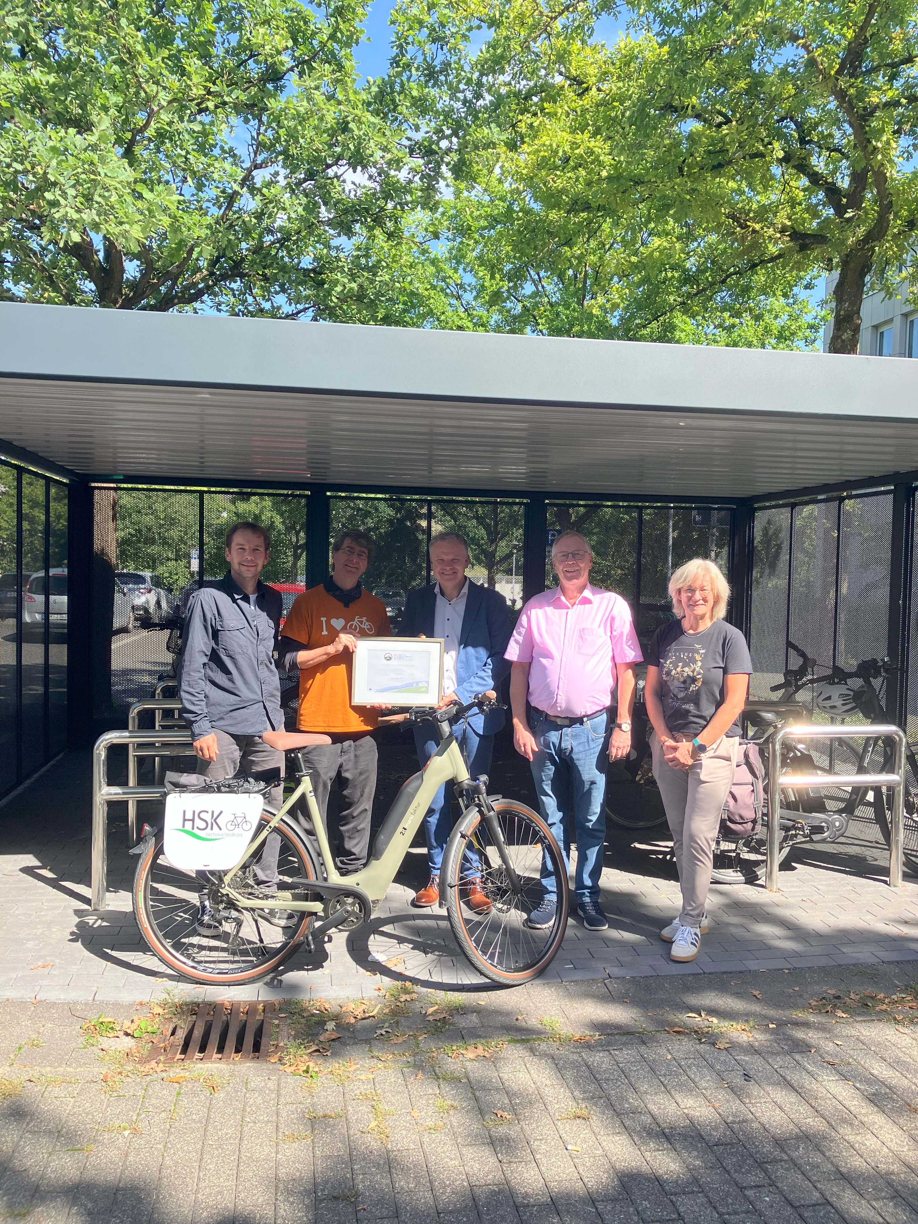 Gold-Zertifikat als „Fahrradfreundlicher Arbeitgeber" für den HSK//Foto: Pressestelle HSK/MoL Gold-Zertifikat als „Fahrradfreundlicher Arbeitgeber" für den HSK//Foto: Pressestelle HSK/MoL